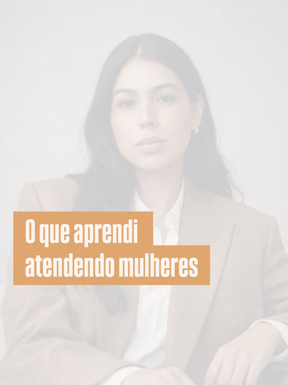 Ao longo da prática, fica evidente que muitas queixas não surgem do nada,
são respostas a histórias de silenciamento, controle, exigência excessiva e violência, muitas vezes naturalizadas.
Ser psicóloga de mulheres exige reconhecer que nem todo sofrimento é individual,
nem toda reação é patológica,
e que a clínica não pode reproduzir as mesmas invalidações que essas mulheres já enfrentam fora dela.
Não se trata de oferecer fórmulas prontas de autoestima.
Trata-se de sustentar um espaço de escuta, elaboração e reconstrução subjetiva.
Onde a experiência feminina possa ser levada a sério.
Sem correções.
Sem moralizações.
Sem expectativas sobre “como uma mulher deveria ser”.
Esse é o compromisso. ✨