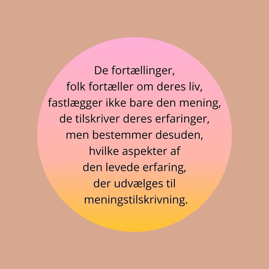 N A R R A T I V E R
Jeg genlæser Michael Whites bøger om narrativ teori og praksis og citatet er hans.
Det vi tilskriver mening bliver det definerende. En måde at se sig selv på, en oplevelse der bliver skelsættende og påvirker selvbillede og livsførelse efterfølgende.
Essensen i narrativ psykoterapi er, at vi alle har mange historier med os. Alt efter hvad vi fokuserer på skifter historierne og selvbilledet farve og stemning.
Måske er der flere historier om os alle, end dem vi lige umiddelbart fortæller?
#psykoterapi #samtaleterapi #narrativterapi #samtaleterapikøbenhavn #psykoterapikbh #michaelwhite #psykoterapeut #psykoterapeutmpf