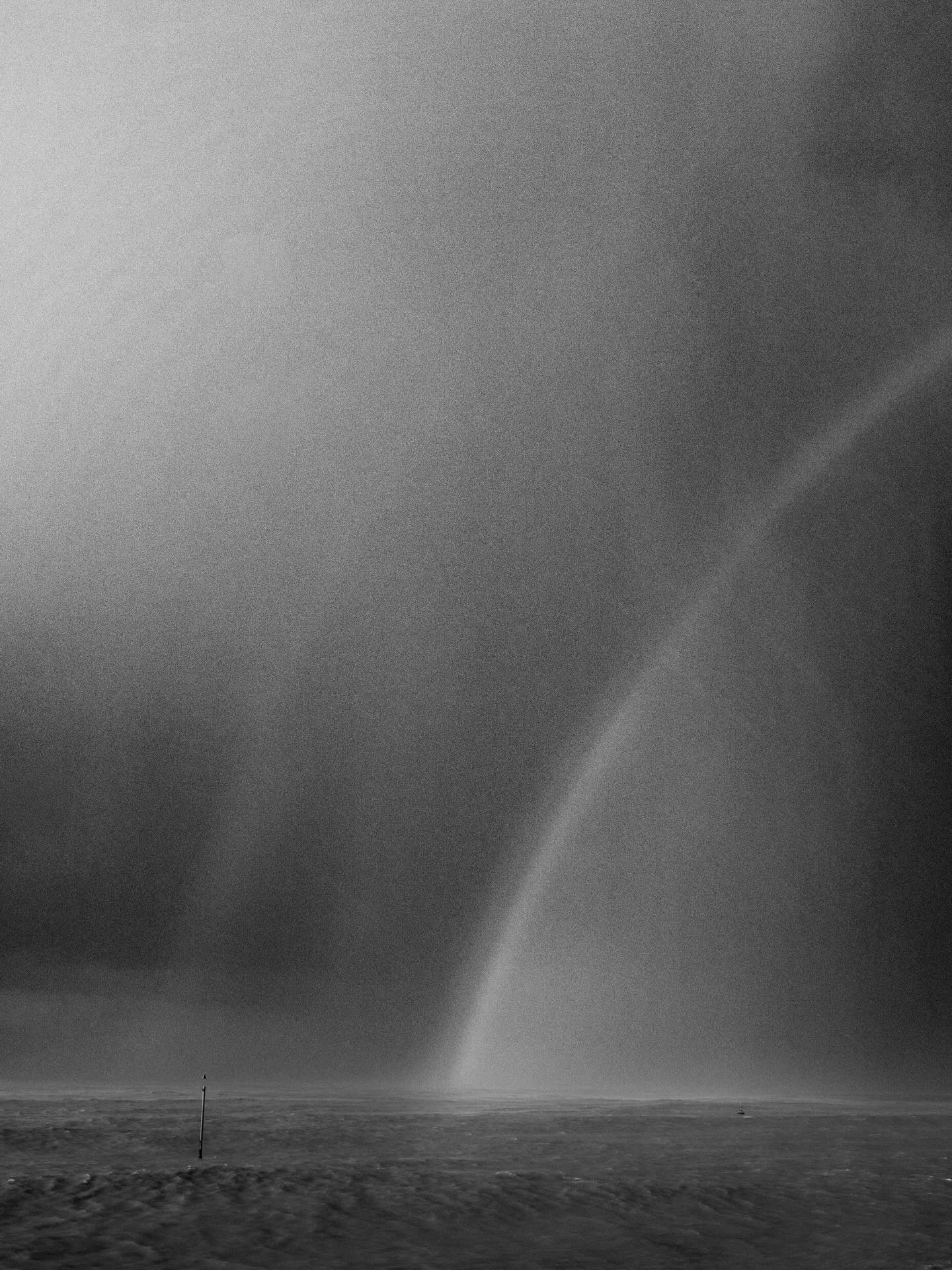 Tel un rayon jaillissant des cieux… ou de l’océan ?
Photo prise en argentique. Film utilisé : HP5
#laoujevais #analogfilm #landscapephotography #blackandwhitephotography