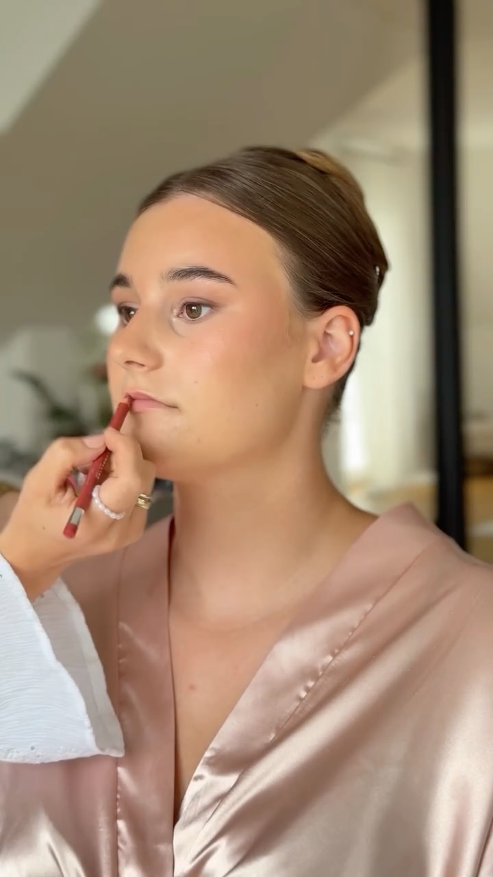 An diesem besonderen Tag durfte ich die Braut und alle vier Trauzeuginnen stylen 🤍
Individuell gestylt und trotzdem als Einheit – ruhig, edel und perfekt aufeinander abgestimmt.
Ein Bridal Morning voller Harmonie 🤍
#brautstyling #bridalmakeup #brautstylistin #brautstylingbielefeld #bielefeldhochzeit