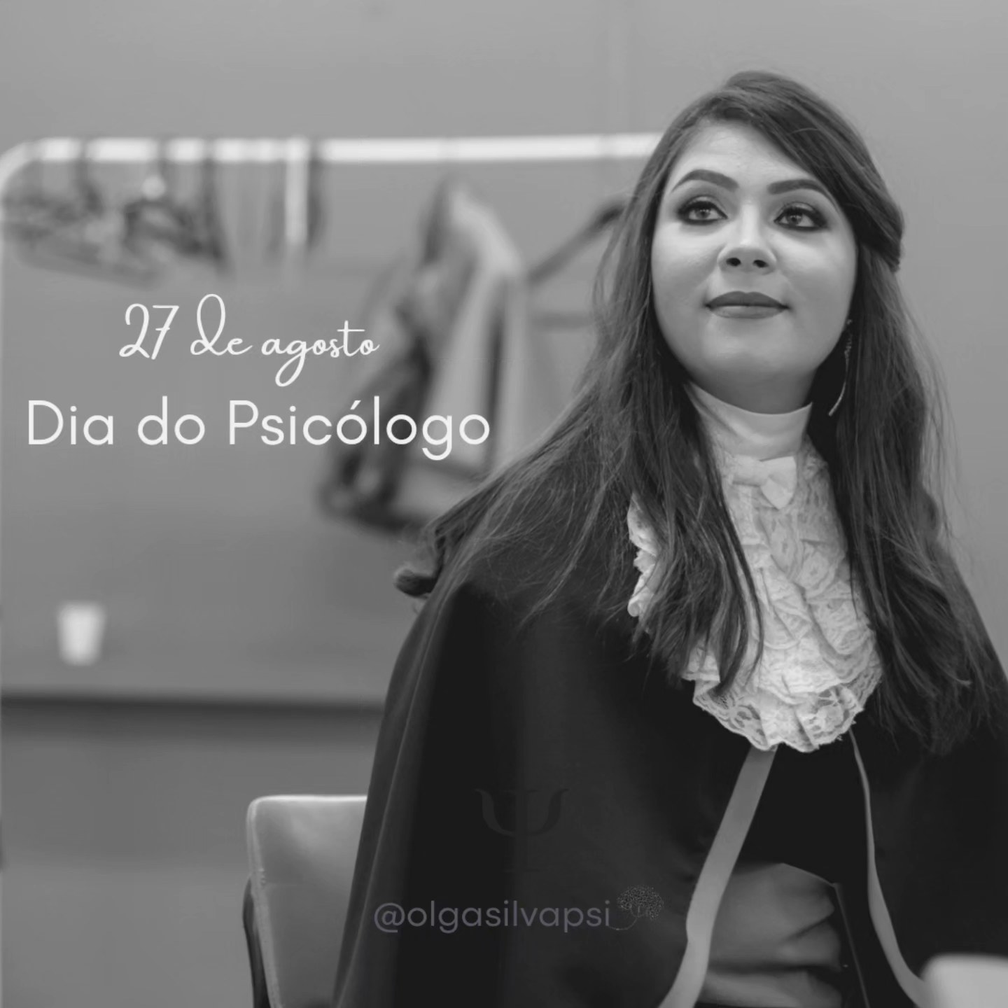 Não queria deixar esse dia passar em branco, então decidi compartilhar essa foto. Essa sou eu momentos antes de subir no palco e receber o título de Psicóloga. Meu modo de me relacionar e exercer essa profissão foram evoluindo e amadurecendo ao longo desses anos, não só pelos conhecimentos científicos que fui adquirindo ao longo do caminho, mas também pelas trocas e pessoas que cruzei até aqui.
Percebi que estar Psicóloga, pode ser muito gratificante, mas igualmente desafiador de tantas maneiras. Aprendi a admirar e valorizar essa profissão ainda mais, mas sem romantizar todos os desafios que nela existem.
Parabéns a todos os meus colegas psicólogos, espero que possamos seguir exercendo essa prática de forma ética, humanitária, autêntica e responsável.
🌻💖