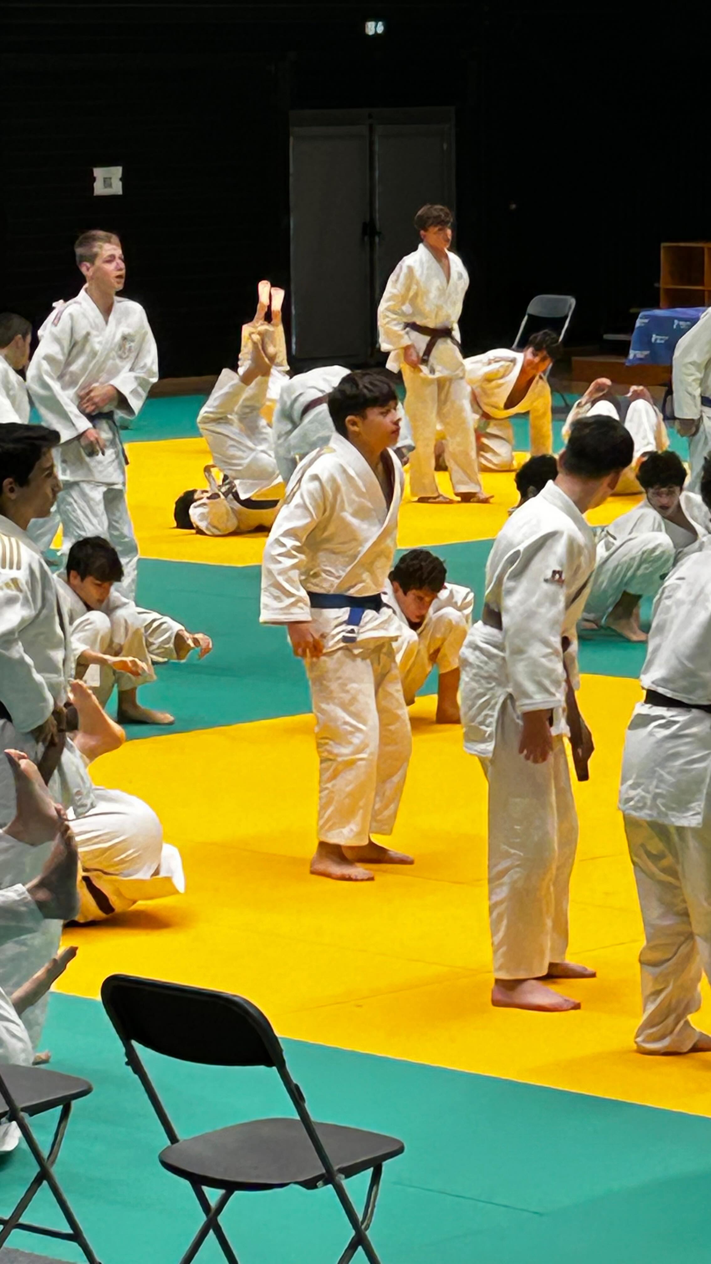 🔥 Très belle compétition pour Iban !
Un très beau parcours pour en arriver là : 2 combats au départ, 5 en zone, rien que ça 👏
Un petit goût de frustration car à ce niveau, la moindre erreur se paie cash, et les repêchages n’ont pas tourné en sa faveur.
Malgré tout, Iban a proposé un très beau judo, avec une progression évidente sur le tatami.
Chaque compétition est une étape de plus 💥
Encore quelques tournois relevés et les paliers continueront de tomber.
Nous sommes tous très fiers de toi Iban 🥋🔥
#dojostmartinois #judoclubcotebascolandais #shiaiclubcapbretonangresse