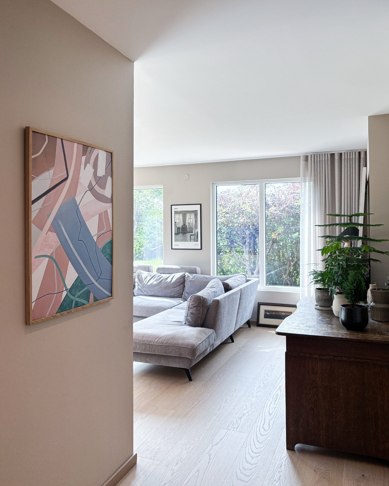 🇩🇰⚜️ @finderskeepersdk
FindersKeepers Design Market at Øksnehallen
28 February – 1 March 2026
Saturday / Sunday 11:00–17:00
-
EN
At the end of this month,
I’ll be taking part in FindersKeepers Design Market
in Copenhagen, Denmark — the heart of Nordic design.
From February 28 to March 1,
around 200 creators will gather at Øksnehallen,
presenting works shaped by their own perspectives and hands.
Among them, my paintings will quietly take their place,
waiting for a meaningful encounter.
If there is a work of mine you’ve been holding in mind,
please contact me at mail@suyeonseo.com
The first five inquiries will receive free entrance tickets,
and those who reserve a work in advance
will receive a 10% discount at the market.
I look forward to connections
made through painting in Copenhagen.
+ The photo shows a canvas print installed in a collector’s space.
-
DN
Sidst på måneden
deltager jeg i FindersKeepers Design Market
i København – hjertet af nordisk design.
Fra den 28. februar til 1. marts
samles omkring 200 kreative skabere i Øksnehallen,
hvor de præsenterer værker formet af deres egne blikke og hænder.
Midt iblandt dem vil mine malerier stille finde deres plads
og vente på et møde.
Hvis der er et af mine værker, du har haft i tankerne,
er du velkommen til at kontakte mig på mail@suyeonseo.com
De første fem henvendelser modtager gratis entrébilletter,
og ved forhåndsreservation gives der
10 % rabat på markedet.
Jeg ser frem til forbindelser,
der opstår gennem maleri i København.
+ Billedet viser et canvasprint installeret i en samlers rum.
-
KO
이번 달 말,
북유럽 디자인의 심장부 덴마크 코펜하겐에서 열리는
FindersKeepers Design Market에 참여합니다.
2월 28일부터 3월 1일까지,
Øksnehallen에는 약 200여 명의 창작자들이 모여
각자의 시선과 손끝으로 완성한 작품들을 선보입니다.
그 사이에서 제 그림도 조용히 자리를 잡고
누군가와의 만남을 기다릴 예정입니다.
제 작품 중 마음에 담아두신 작업이 있다면
mail@suyeonseo.com 으로 문의 주세요.
선착순 5분께 무료 입장 티켓을 보내드리며,
사전 문의 후 작품을 예약하신 분께는
마켓 현장에서 10% 할인 혜택을 드립니다.
북유럽 디자인의 중심, 코펜하겐에서
그림으로 이어지는 인연을 기대합니다.
+ 사진은 컬렉터 공간에 설치된 캔버스 프린트 작업입니다.
#finderskeepers #finderskeepersdk #finderskeepersmarket #denmark #copenhagen