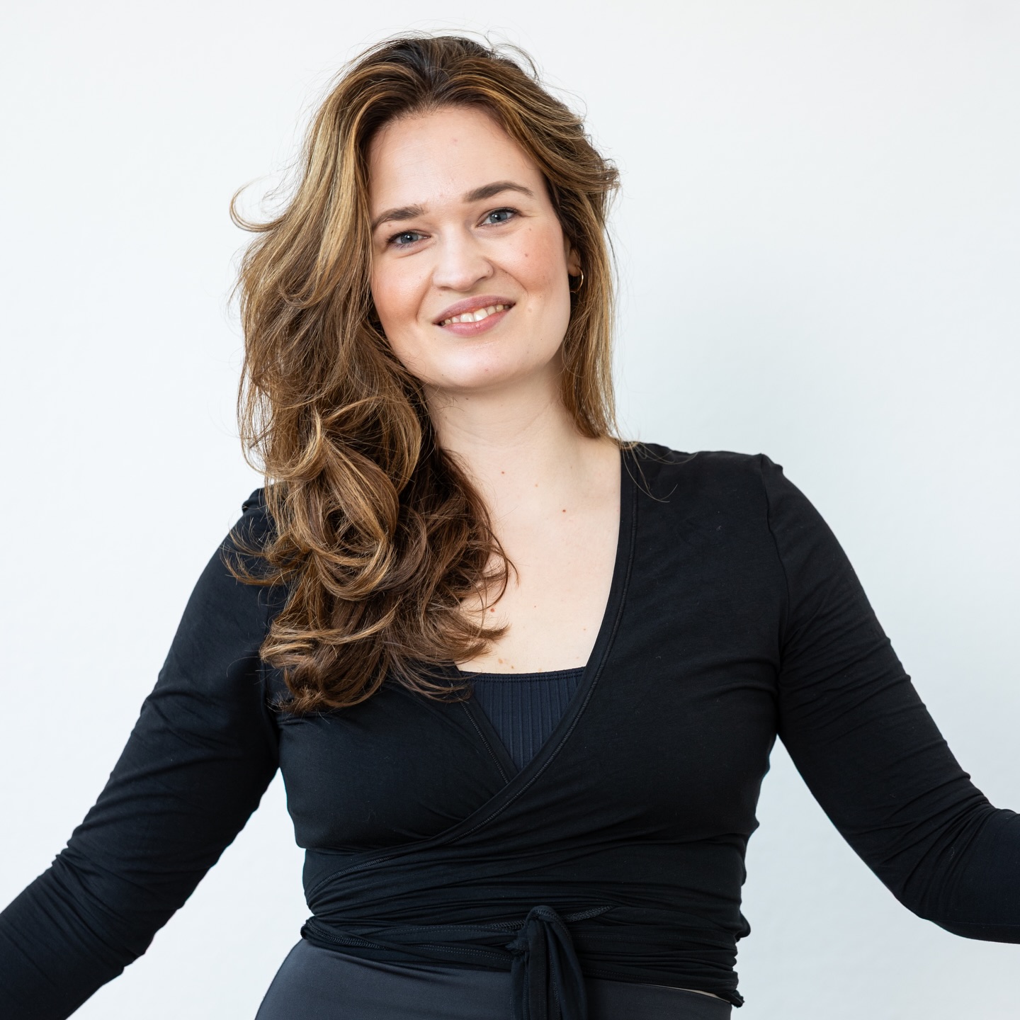 Ich bin unfassbar stolz 💕 Vier Wochen Studio A und es fühlt sich so großartig an euch mit dem Pilates-Gefühl anzustecken! Wenn ich mir die Bilder von der Renovierung im Dezember anschaue, kann ich es kaum fassen, dass es jetzt wie ein zweites Wohnzimmer ist.
Das beste an allem: mein großartiges Team - ganz viel Herz, so viel Hingabe und Motivation!
#pilates #reformerpilates #modernpilates #greven
Fotos @laura_korte_fotografie @lk_marketingcontentcreation