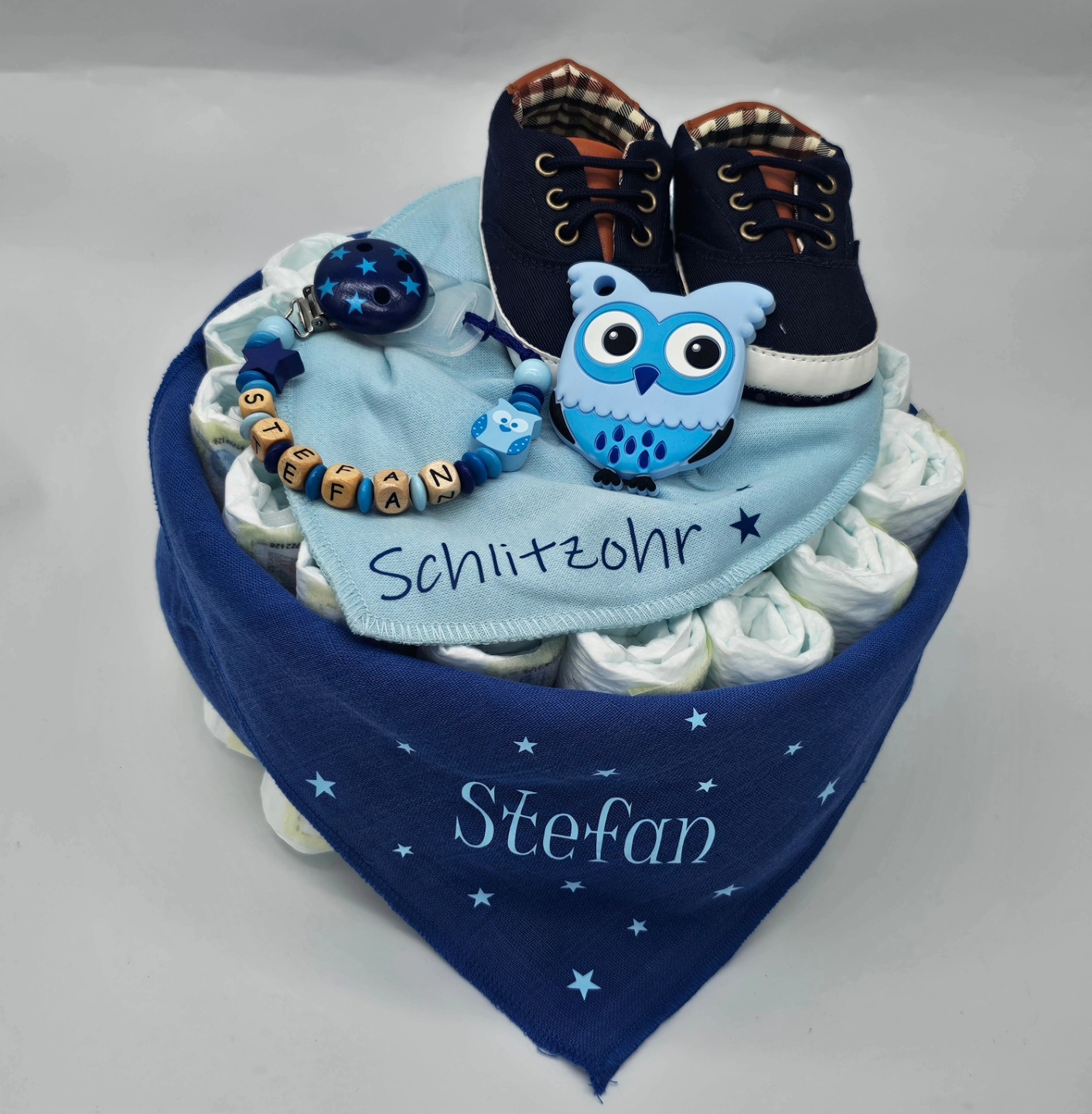 💙🦉Welcome Stefan 🦉💙
#selinasbabygeschenke #thurgau #frauenfeld #windeltorte #rund #pampers #nuschi #name #blau #sterne #dreieckstuch #schlitzohr #nuggikette #personalisiert #beissanhänger #eule #silikon #schuhe #dunkelblau #geschenk #zur #geburt #welcome #little #boy