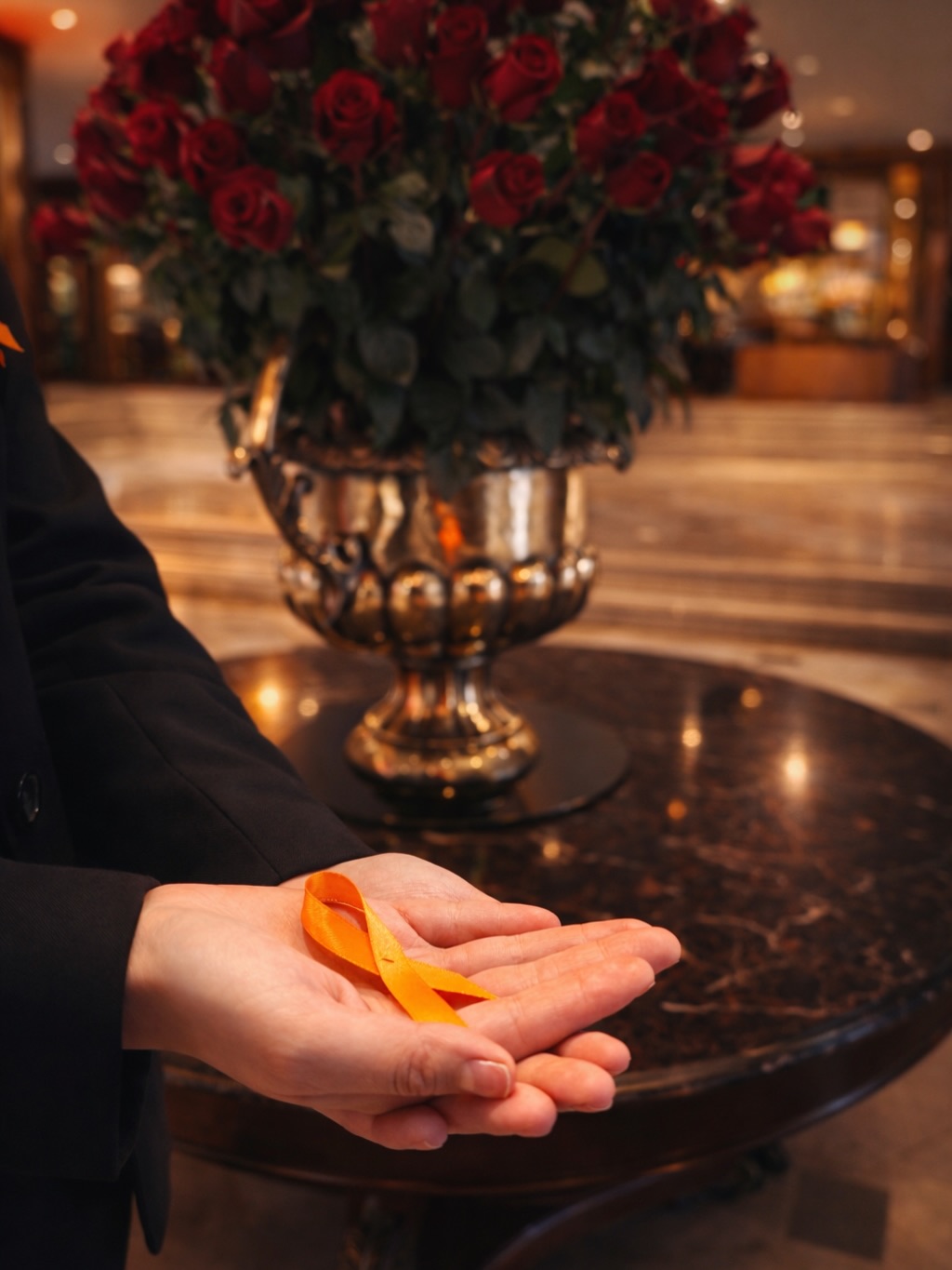 En Swissôtel Quito nos unimos al Día Mundial de la Lucha contra el Cáncer.
Hoy todo nuestro equipo porta con orgullo el lazo naranja, símbolo de prevención, conciencia, esperanza y compromiso con la vida.
Creemos que el cuidado empieza en casa: informarnos, prevenir y acompañarnos puede salvar vidas. Por eso, invitamos a nuestra comunidad a sumar esta causa y a promover la prevención en nuestras familias y seres queridos.
🧡 Porque la prevención también es un acto de amor.
#SwissôtelQuito #LazoNaranja #PrevenciónEsVida #JuntosContraElCáncer #CuidarnosEsAmor