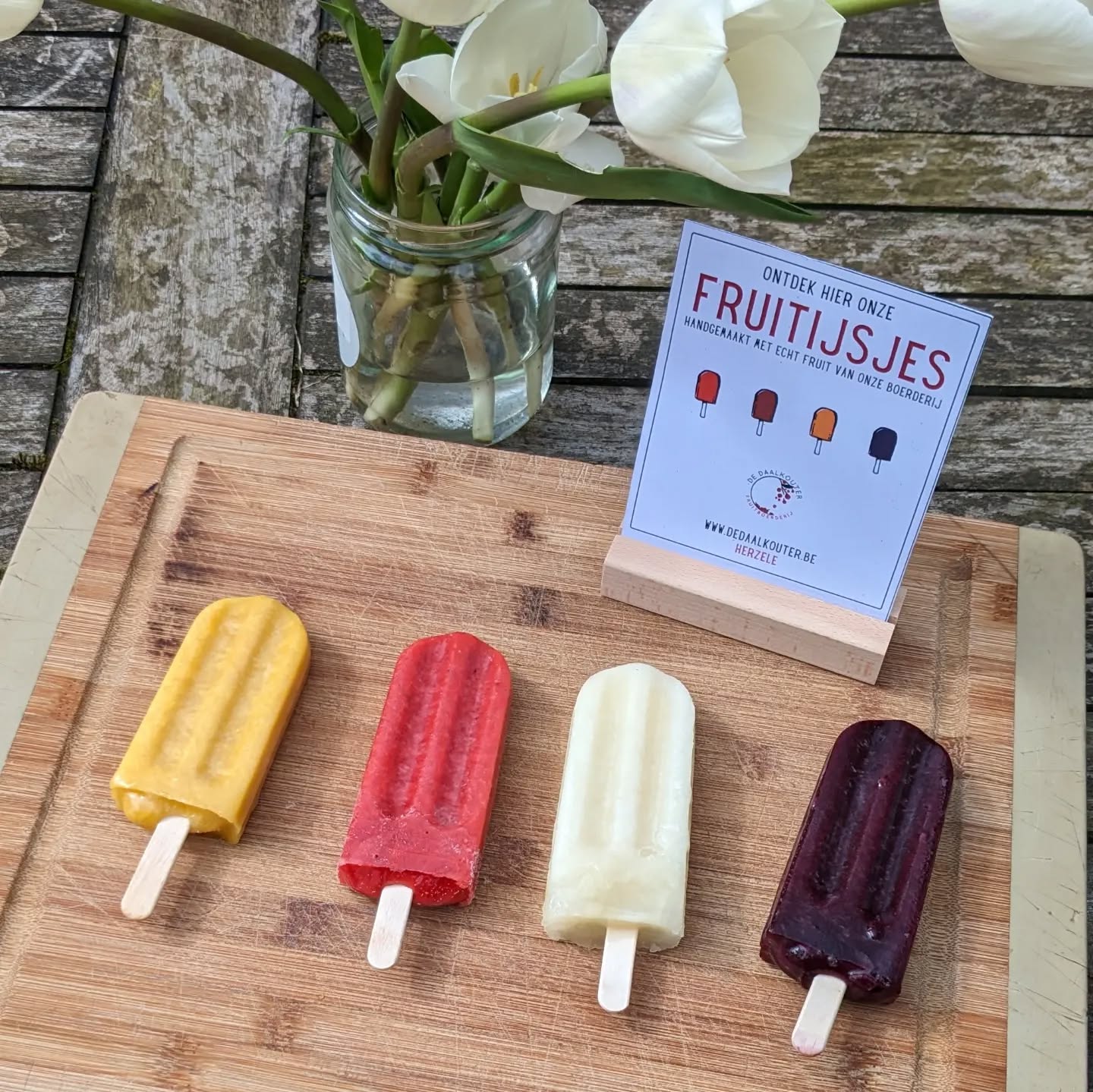 Hopsaké, de eerste bestelling fruitijsjes vliegen de deur uit 🚀
De meest smaakvolle en fruitigste ijsjes proef je vanaf vandaag in het boembekemolen bezoekerscentrum @natuurpunt @indevlaamseardennen
Onze fruitijsjes zijn pure oprechtheid.
🍓Biologisch fruit op een stokje.
🦋Fruit die we telen we met respect voor alles wat leeft.
😋Verfrissend en vol van smaak.
Ontdek er alles over op www.dedaalkouter.be
En nu, wandeling plannen aan de boembekemolen.☀️ 🤗
Hannes & Betse
😘