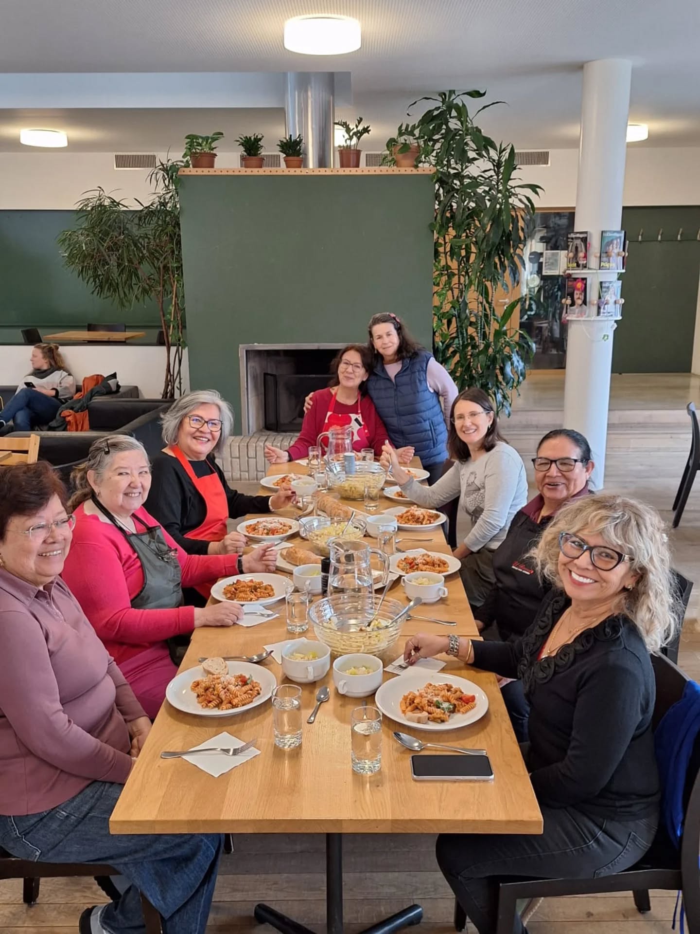 Hace unos días nos reunimos en Kitchen Lab para una deliciosa sesión de cocina italiana junto a nuestra querida Nadia.
Entre fusilli, zucchine e insalata invernale, compartimos recetas, risas y ese ambiente tan especial que se crea cuando cocinamos junt@s.
Gracias Nadia por guiarnos con tanto cariño, y gracias a todas las personas que se sumaron y llenaron la cocina de comunidad.
Seguimos cocinando, compartiendo y creando recuerdos.
----
A few days ago, we gathered at Kitchen Lab for a wonderful Italian cooking session with our dear Nadia.
While preparing fusilli, zucchine, and insalata invernale, we shared recipes, laughter, and the warmth that naturally grows when we cook together.
Thank you, Nadia, for guiding us with so much care, and thank you to everyone who joined and made the space feel like home.
More cooking, more sharing, more moments together to come.
----
Vor ein paar Tagen kamen wir im Kitchen Lab zu einer genussvollen italienischen Kochsession mit unserer lieben Nadia zusammen.
Bei Fusilli, Zucchine und Insalata invernale wurde nicht nur gekocht, sondern auch gelacht, erzählt und Gemeinschaft gelebt.
Danke, liebe Nadia, für deine Herzlichkeit, und danke an alle, die dabei waren und diesen Moment so besonders gemacht haben.
Wir freuen uns auf viele weitere gemeinsame Kochmomente.
#ETKultur #KitchenLab #interAct #communitycooking #InterculturalExchange #zurichactivities