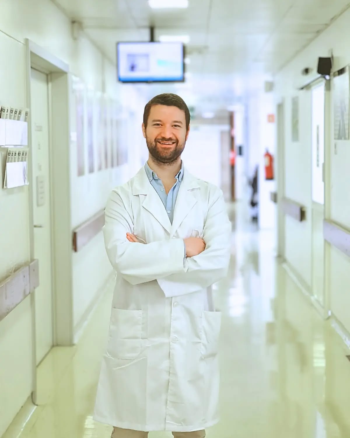 Gonçalo Cunha Coutinho
👨🏻⚕️Médico formado na Faculdade de Medicina de Lisboa em 2016
🏥Especialista em Estomatologia, Cirurgia oral e facial
💀Dedica-se a doenças das glândulas salivares, dismorfias dentofaciais e envelhecimento orofacial
💼Prática privada nas áreas da implantologia oral e facial, cirurgia estética da face e cirurgia de glândulas salivares
👨👩👧👦Marido dedicado e pai de 2 rapazes e uma princesa✨
🎶Apaixonado por música e novas tecnologias