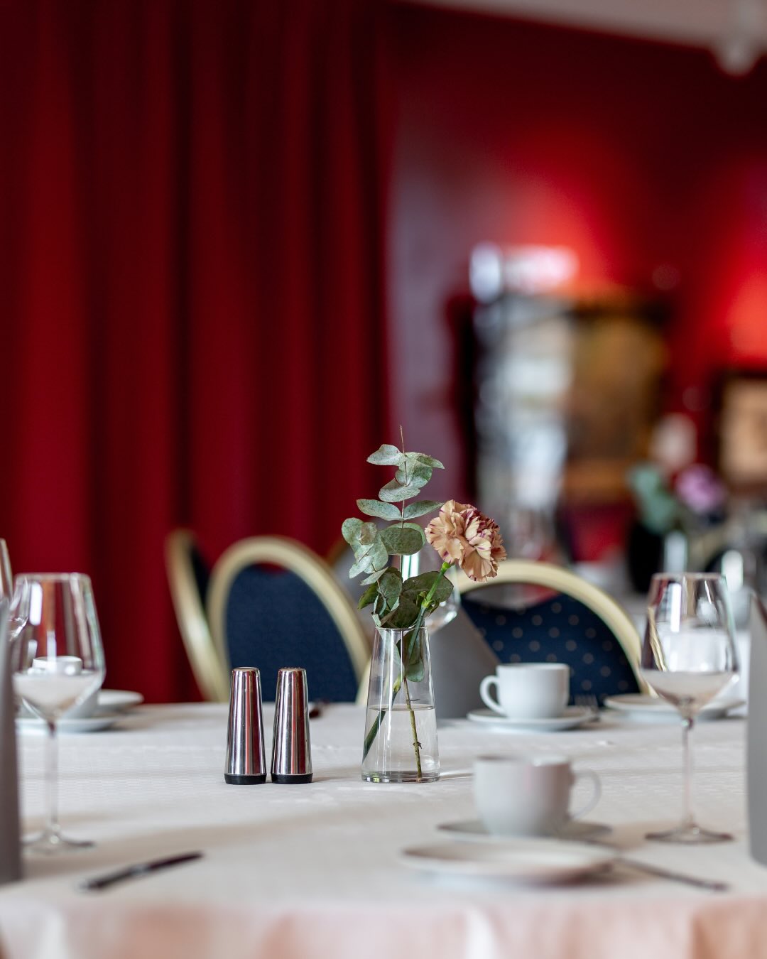 Fyller du år, går i bröllopstankar eller har något annat roligt att fira? Låt oss fixa festen! 🎈
I vår eleganta konsthall med kapacitet för 120 sittande gäster, blir du omfamnad i unik konst samtidigt som du firar din speciella stund tillsammans med nära och kära.
Kontakta oss så hjälper vi dig! 🎊
+46 (0) 511 – 31 00 00
Info.konst@julahotell.se