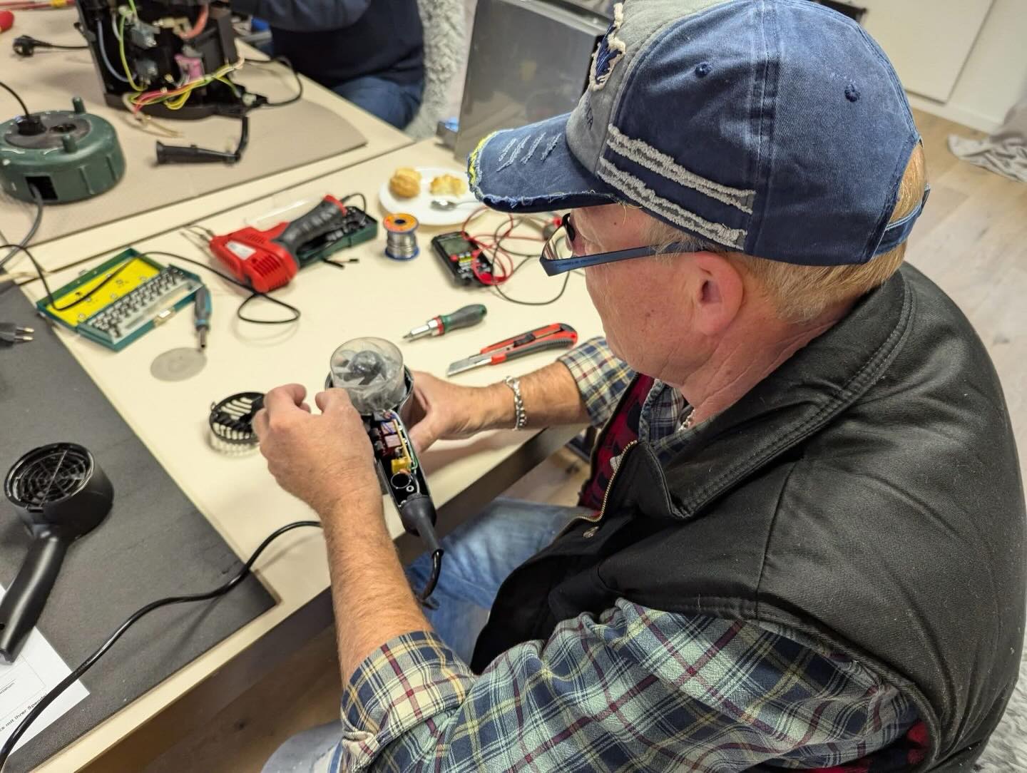 Repair-Cafe im KUNSTschalter
Am Freitag, 6. Februar, findet von 14 bis 16 Uhr das Repair-Cafe im KUNSTschalter Schemmerhofen, Raiffeisenstraße 9, 88433 Schemmerberg, statt. Das Team mit Marina Ried, Horst Dollinger, Erwin Buck, Karl-Heinz Scholz, Heiko Bischof und verschiedenen Helfern werden Sie bestens betreuen. Gebracht werden können reparaturbedürftige Haushaltsgegenstände und Kleingeräte. Kleine Näharbeiten können ebenfalls erledigt werden. Gegen eine Geldspende wird versucht, die defekten Gegenständen wieder zu aktivieren unter dem Motto - reparieren statt wegwerfen!
Gerne dürfen Besucher auch zum „Schnuppern“ kommen und bei Gesprächen Kaffee, Tee oder Gebäck genießen.
Weiterer Termine: 06.03., 10.04., 08.05., 12.06., 03.07.2026
Dorf-Archiv Schemmerberg geöffnet
Während der Öffnungszeiten des RepairCafés haben Interessierte die Möglichkeit, das Dorf-Archiv Schemmerberg zu besuchen. Bei Fragen steht Anton Hinsinger gerne zur Verfügung.
Ort: Raiffeienstraße 9, 88433 Schemmerberg
Anmeldung und Information: www.kunstschalter-schemmerhofen.de
#kunstschalterschemmerberg #schemmerhofen #repaircafe #archivschemmerberg