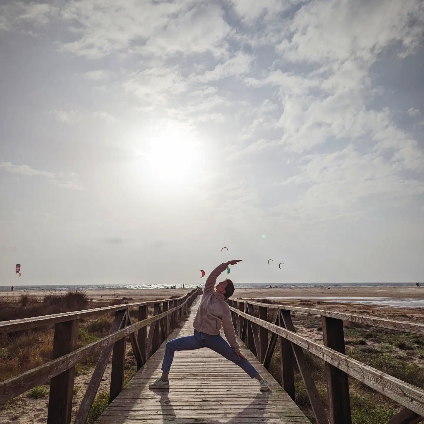 ✨Mindful Monday
Life is a series of a 1000 little miracles. Notice them.
Einen Moment innehalten und all die kleinen Wunder, all die schönen Dinge um sich herum wahrnehmen. Blumen die blühen, warme Sonnenstrahlen, die frische Luft, ein Schattenspiel, Abendrot, singende Vögel, ein gesunder Körper... wir sehen das, wonach wir Ausschau halten. Warum also nicht mehr Fokus auf all die guten, die schönen Dinge legen?☺️
Wünsche dir eine WUNDERvolle Woche.
#mindfulmonday #mindfulness #achtsamkeit #lifeisamiracle #focusonthegood