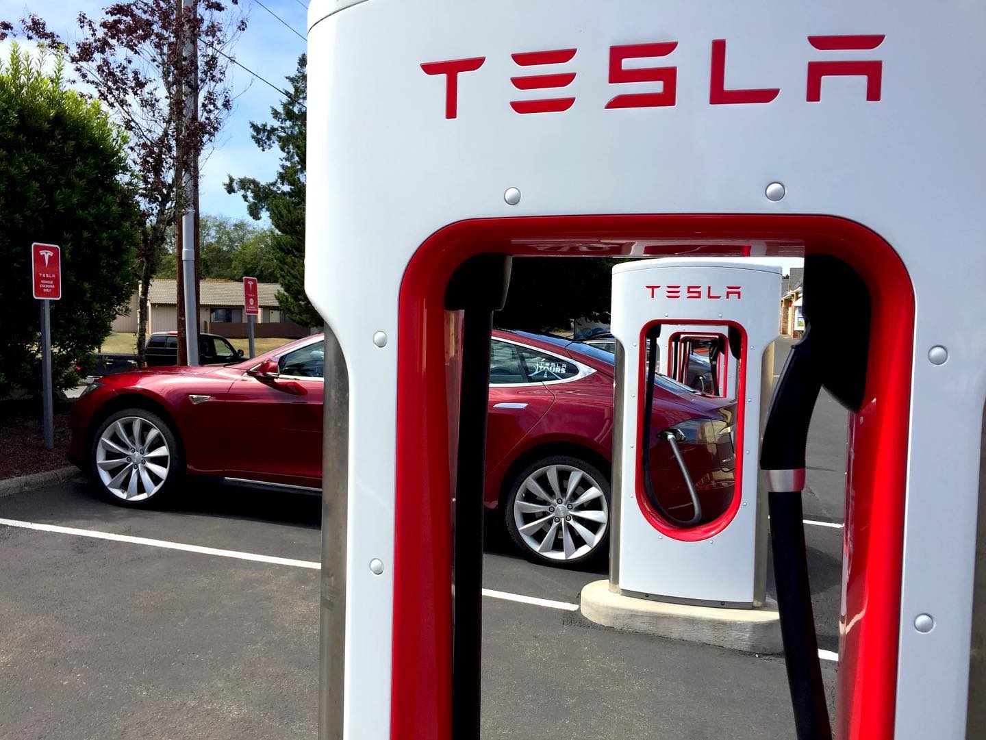 Happy Victoria Day Weekend folks! 🎉
As exciting as it is to be a new Tesla Owner, it often raises a lot of questions. How do you know where to charge? Do you have enough charge to comfortably reach your destination? 🤔
Alset Tours is here to help! Over the next few weeks, we will be sharing 7 Pro Tips for New Tesla Road Trippers 🙌
💬 Have a specific question? Drop it in the comments below!
•
•
•
#ecotourism #alsettours #electrictourism #explorebc #bcwinetour #bcwine #canadianfoodie #explorepnw #pnwonderland #ethicaltourism #vancouverisland #explorevancouverisland #teslamodelx #solarpower #solar #victoriabc #yyj #eatlocal #smallbusinessyyj #supportlocalyyj #newteslaowners #teslaroadtrip