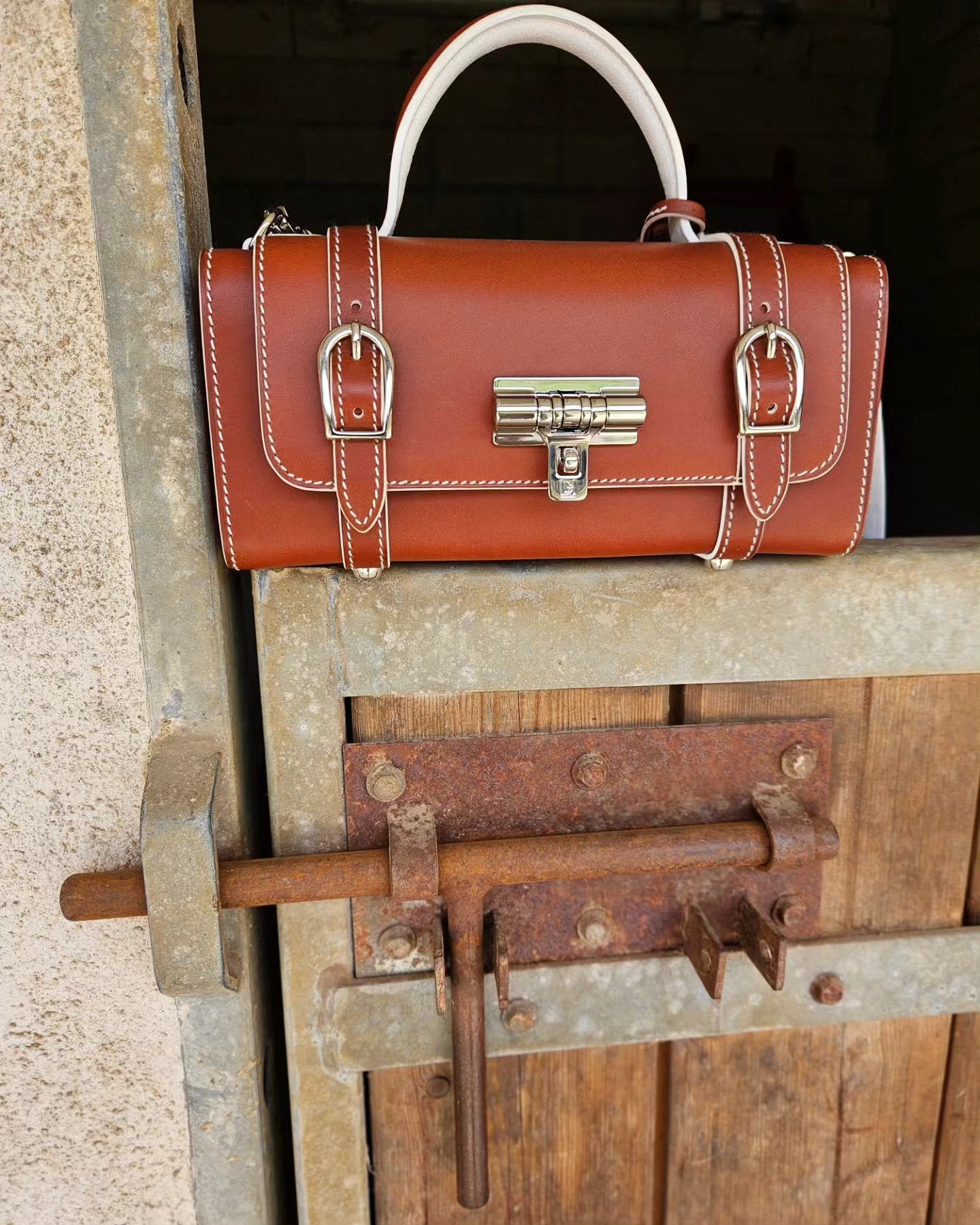 Comme pour le sac "Loquet", l'inspiration du fermoir du sac "Diligent" est évidente.
#diligent #prouesbydavidhanna #loquet #inspiration #horse #leatherbag #savoirfaire #luxuryhandbag #madeinfrance #fermoir #fashion #elegance #horseworld