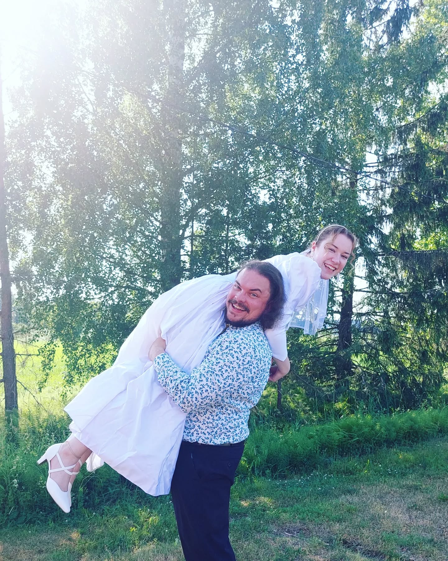 "Ota Veijo-kulta rauhallisesti tai laske minut alas, jos et enää jaksa" - Tuulia Hurmalainen os.Kekäläinen
Vaimokulta ja armas anoppi näytökset ovat jo puolessa välissä, joten jos et vielä ole käynyt kylässä Hurmalaisessa, niin nyt kannattaa tulla. Nisua ja kahvia löytyy!
Ensiviikon esitykset: ke 6.7, to 7.7 ja pe 8.7. Klo 18
#kesäteatterikansa #kesä #kesäteatteri #porvoo #taide #kulttuuri #teatterikuume #summer #kesähäät #häät #vaimokultajaarmasanoppi #teatteri #kesätekemistä #theatre #wedding