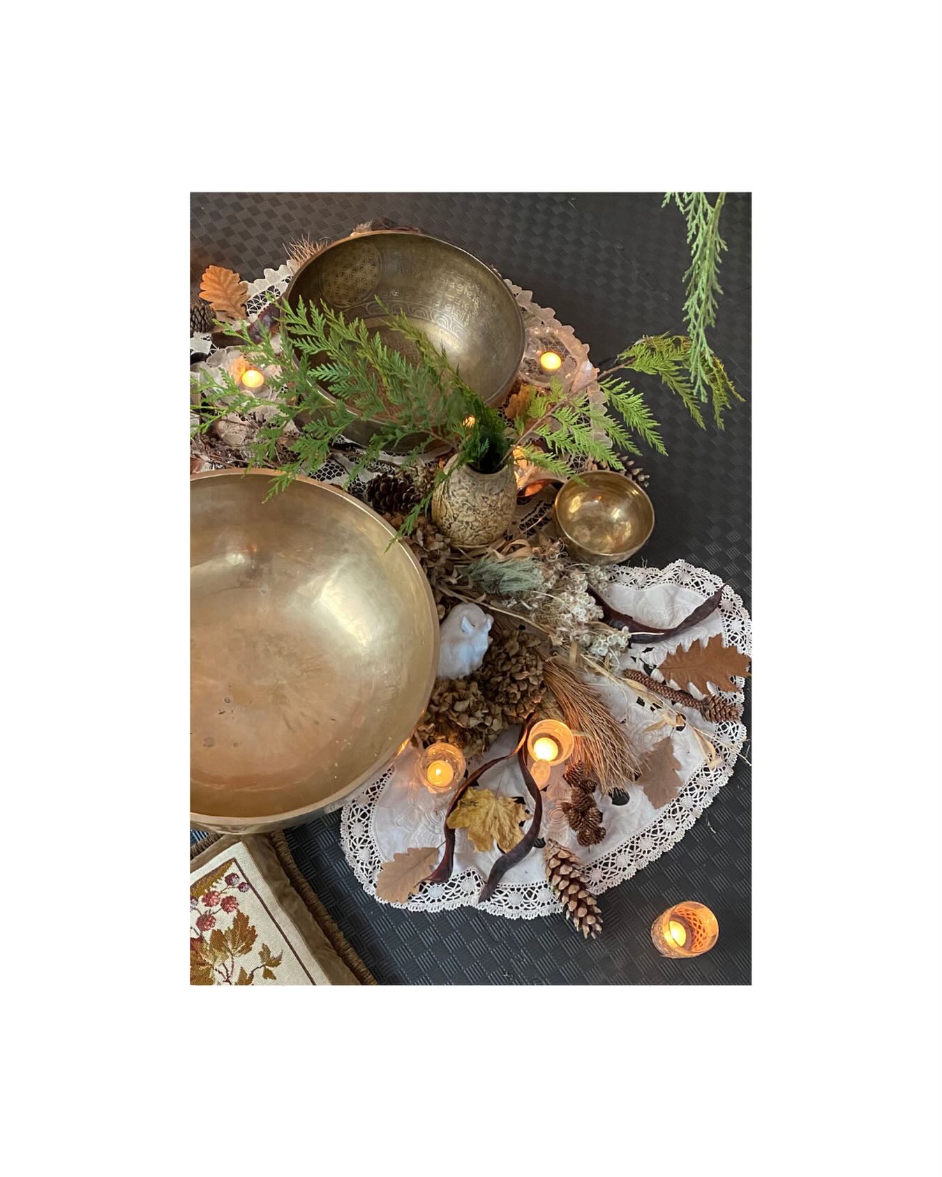 Midtvejs status…
I dag er det Kyndelmisse, hvilket betyder, at halvdelen af vinteren gået og at vi nu kan se frem til at lyset vender mere og mere tilbage.
Kyndelmisse handler i sin essens om det indre lys, der ikke skal vises frem endnu. Om at nære flammen…
Det fik mig til at tænke på et citat, jeg fornyelig faldt over:
“We’re treating winter like summer.
That’s why everyone’s exhausted.”
Det giver bagslag - på et eller andet tidspunkt, hvis ikke at vi respekterer og samarbejder med naturens cyklusser. De bor både indeni- og udenfor os selv, og det er så vigtigt, at vi forstår “bølgerne og tidevandet” - at der bør være tid til hvile og tid til aktion.
Vi har de ydre vilkår, vi samstemmer med. Det er stadig vinter, det er stadig mørket, koldt og kræfterne arbejder i dybet. Lad disse omstændigheder spejle dit indre: hvordan står det til hos dig? Har du egentlig mest brug for at hvile (når du kan)?
Så gør det!
At gå med sin indre natur betyder ikke at ignorere den ydre virkelighed. Men jo bedre vi lærer både de ydre og indre cyklusser at kende, jo mere harmonisk bliver den måde, vi lever på.
Jeg ønsker dig en god mandag.
Lyset og energien er hastigt på vej – men endnu er det tid til at nære flammen.
Kærligst,
Pernille
Billedet er taget fra et Kyndelmisse ritual - skabt af @annesskovsamling
______________________________________
#kyndelmisse #indrelys #naturligrytme #cykliskliv #simpeltliv