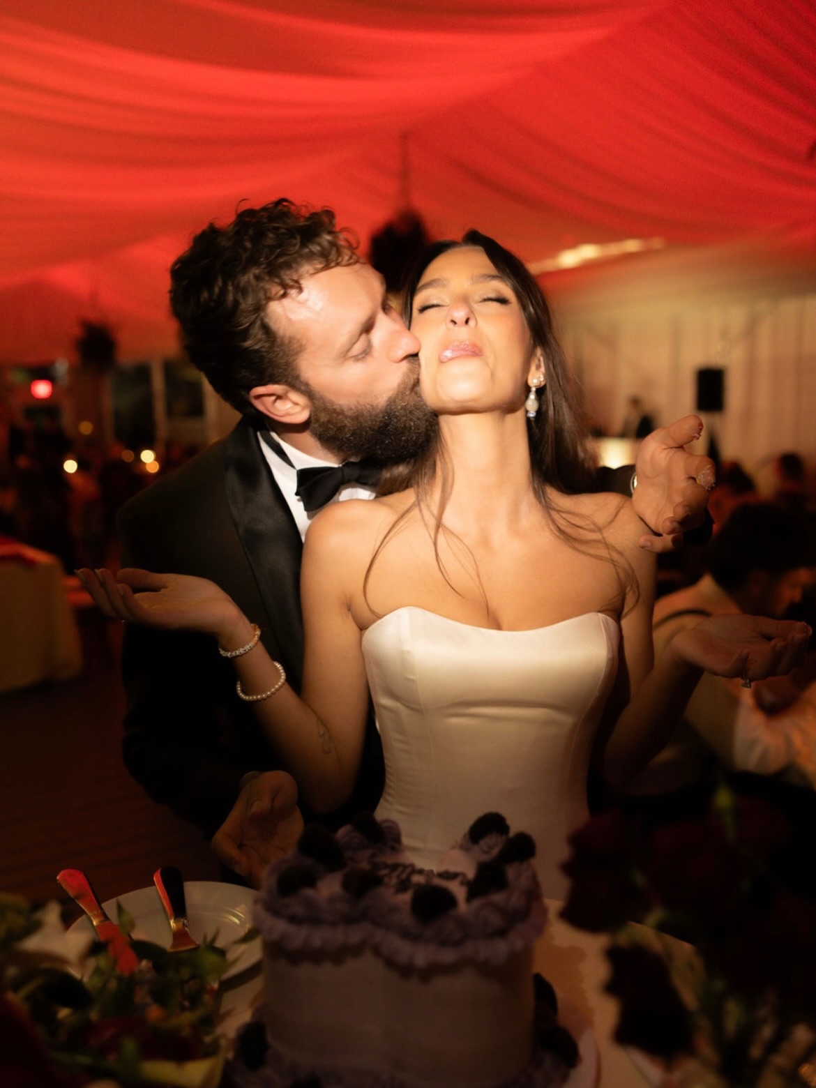 Cutting the cake and serving up style! 🖤
Photographer: @eloiselakephotography
Venue: @westinsavannah
Draping: @belle_eventsco
Lighting: @jlkevents
Cake: @flirtwithdessertbakery
Planners: US
#savannahwedding #georgiawedding #lowcountrywedding #weddingcake #weddingplanner