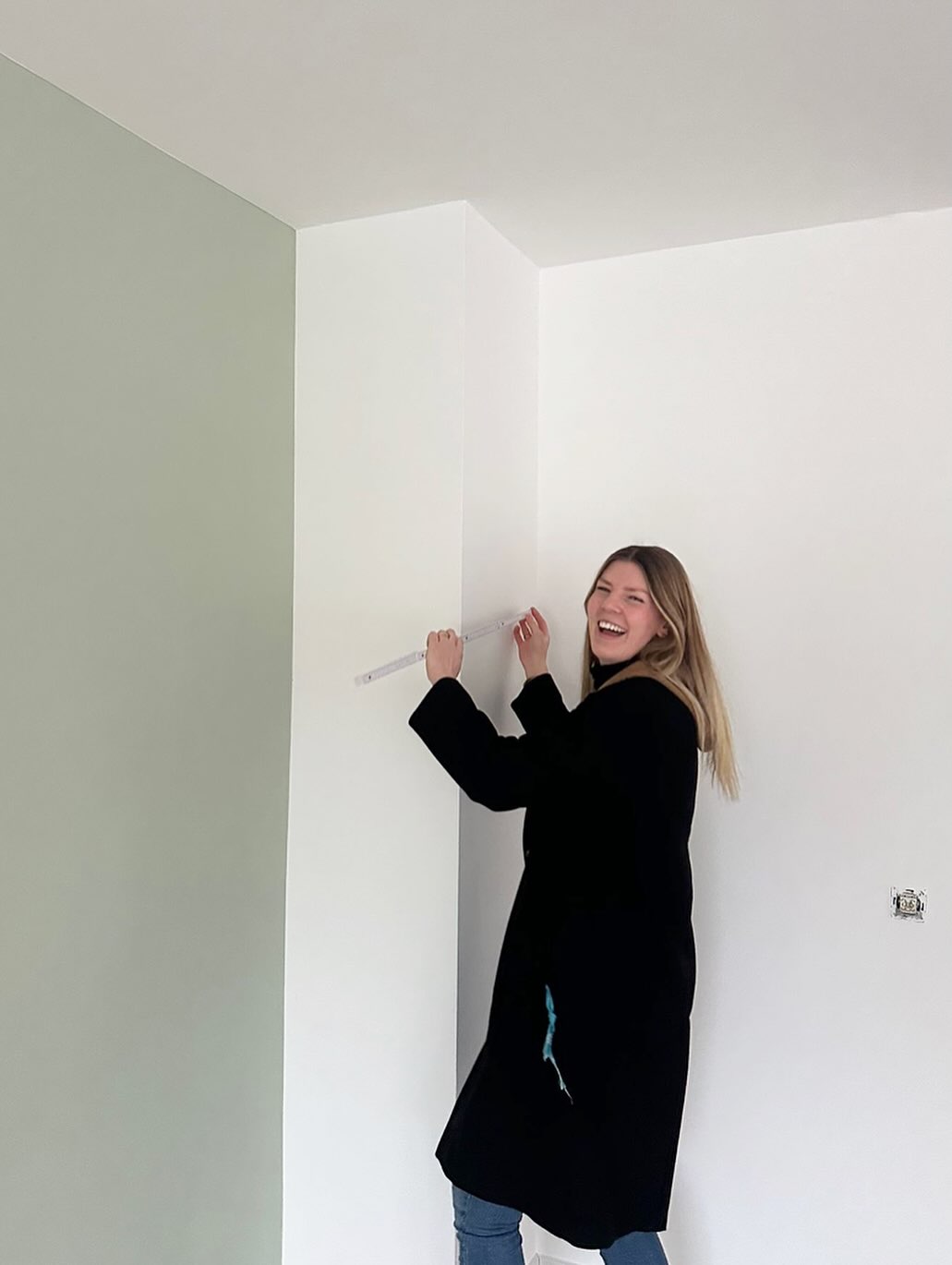 Das Bild hat eine liebe Kundin von mir gemacht, als wir gerade die tolle neue Wandfarbe in Salbei begutachtet und die Möbelplanung final ausgemessen haben. 😊
Ich bin schon so gespannt wie die Wohnung mit allen Möbeln aussehen wird! Egal wie gut ich es vorher plane und in 3D nachzeichne - es in live zu sehe ist doch immer wieder ein schöner Moment.
Schon bald wird es einige vorher - nachher Bilder geben! 😉
#interiordesign #wandfarbe #makeover #innenarchitekt #raumgestaltung