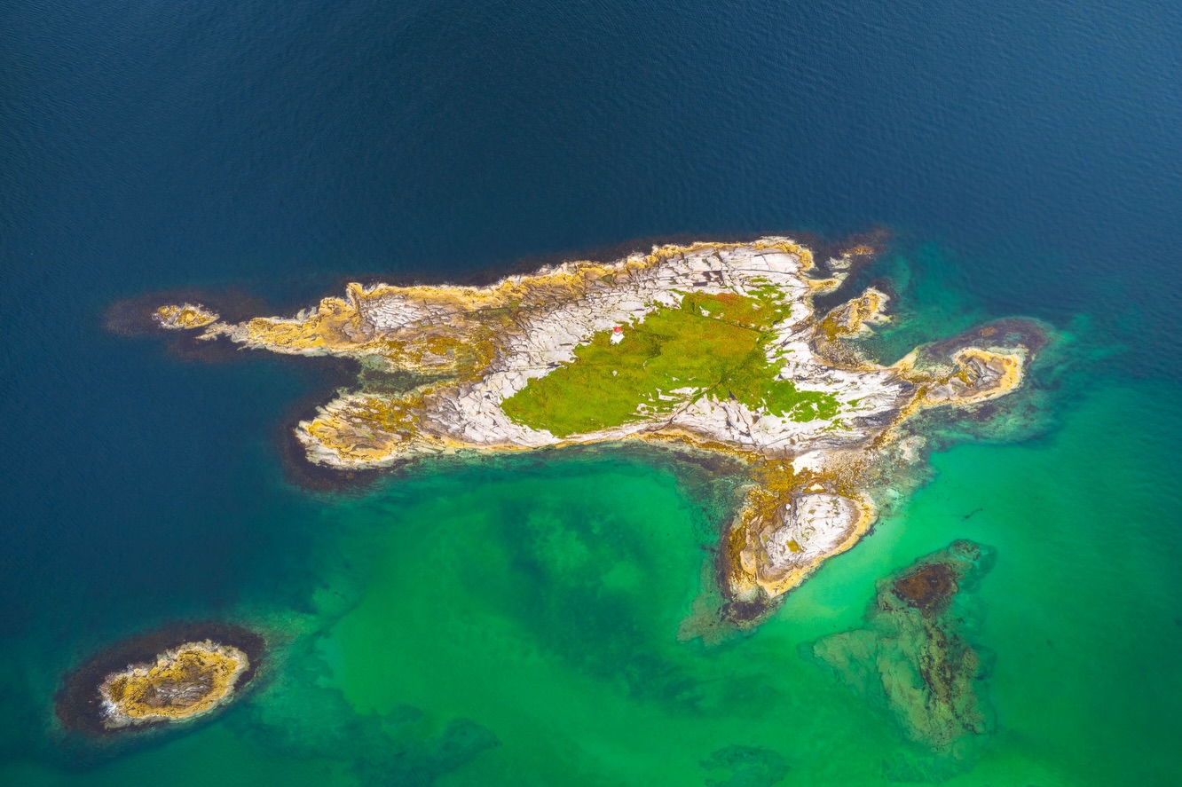 I’ve just published the first new blog post about my time on Senja last September.
After arriving by ferry from Sommarøy, I hiked up to Hesten twice. The first time ended in rain. The second started before sunrise, rewarded patience with a brief but unforgettable alpenglow over Segla. It’s a story about timing, persistence, and accepting what the landscape is willing to offer.
The full story from this part of my journey is now on the blog.
Link in bio.
https://www.matthiasconrad.com/post/senja-part-i