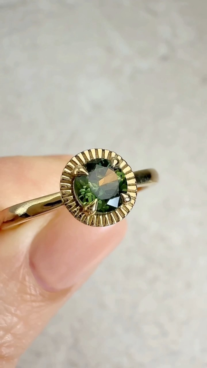The lovely Luz ring bringing some sunshine to this otherwise dark and rainy week.
This one is for the sun lover in your life 🌞🌻 If you look closely, even the sapphire has a ray of sunshine trapped inside 💚💛💚