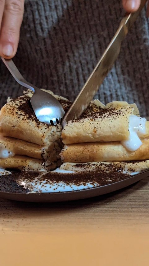 Pour cette Chandeleur, je te propose une recette gourmande & Healthy : Les Crêpes Tiramisu 😍🥞
Pour la pâte :
- 2 oeufs 🥚
- 110 gr de farine
- 1 yaourt🫙
- 150ml de lait entier
- 1 expresso ☕
Pour la garniture :
- 1/2 yaourt
- 60gr de mascarpone
- du sucre glace
Et du cacao sur le dessus
Belle chandeleur ! 🥞😋
#chandeleur #crêpes #crepestiramisu #recettedecrêpes