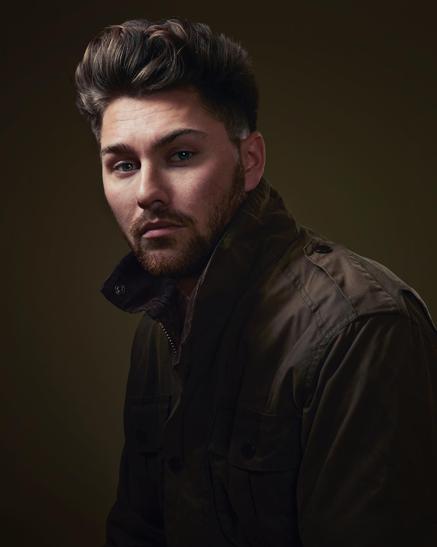 A few weeks ago I met a wizard. His name is @rojwhitelockagain and this is look I give my pork scratchings jar when there aren’t any salty crispy oinkers laift #davesdead #promomofo #actor #actah #arghktargh 2020 son! With @laurajeanmarsh @mgamanagement x