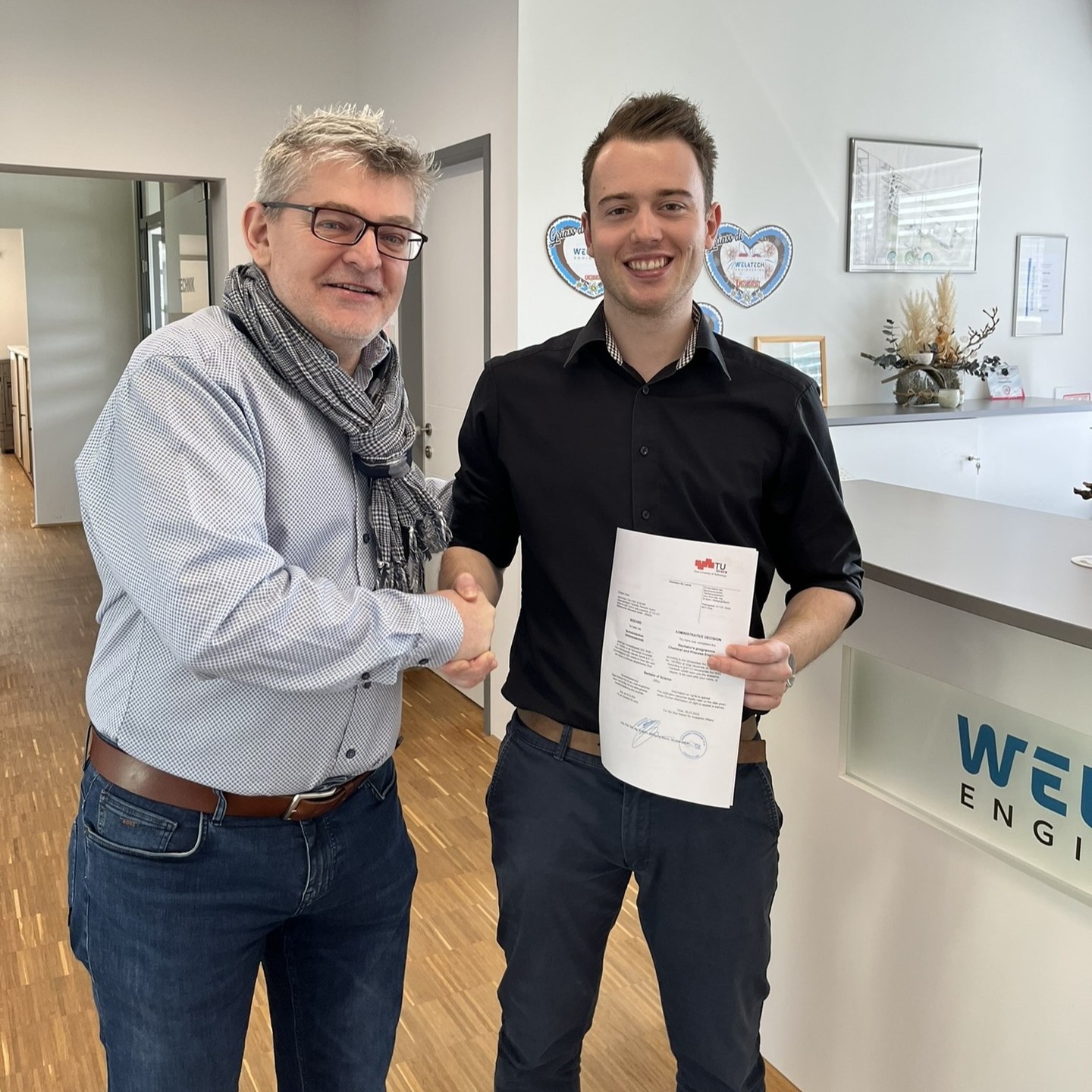 Gratulation zum #Bachelor, @chrigruber 🥳😃
Wir freuen uns, unserem Kollegen Christian Gruber herzlich zum erfolgreichen Abschluss seines Bachelorstudiums gratulieren zu dürfen!
Christian hat neben seinem Engagement in unserem Unternehmen, parallel dazu sein Studium in Verfahrenstechnik auf der TU Graz erfolgreich gemeistert.
Wir sind stolz darauf, einen Mitarbeiter wie Christian in unseren Reihen zu haben. Sein Bachelor-Abschluss ist nicht nur ein persönlicher Meilenstein, sondern auch ein weiterer Beweis für sein Streben nach Erfolg.
Herzlichen Glückwunsch, Christian, zu diesem beeindruckenden Meilenstein – wir sind sehr stolz auf dich! 🤝