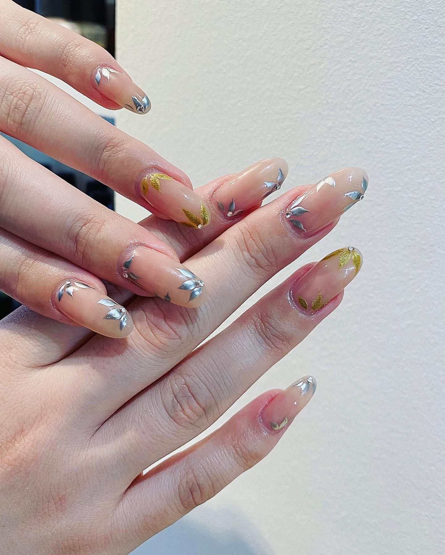 ✨🌿✨
#nails2023 #nailartist #naildesign #nailtrend #bloorwest #swarovski #glitter #glitternails #gel #gelnails #handpainted #nailpolish #blingbling #nailtech #sparklenails #nailfashion #biogel #nailstagram #nailaddict #luxury #blogto #nailextensions #fullset #opi #coffinnails #ombrenails #nailsmagazine #nailsofinstagram