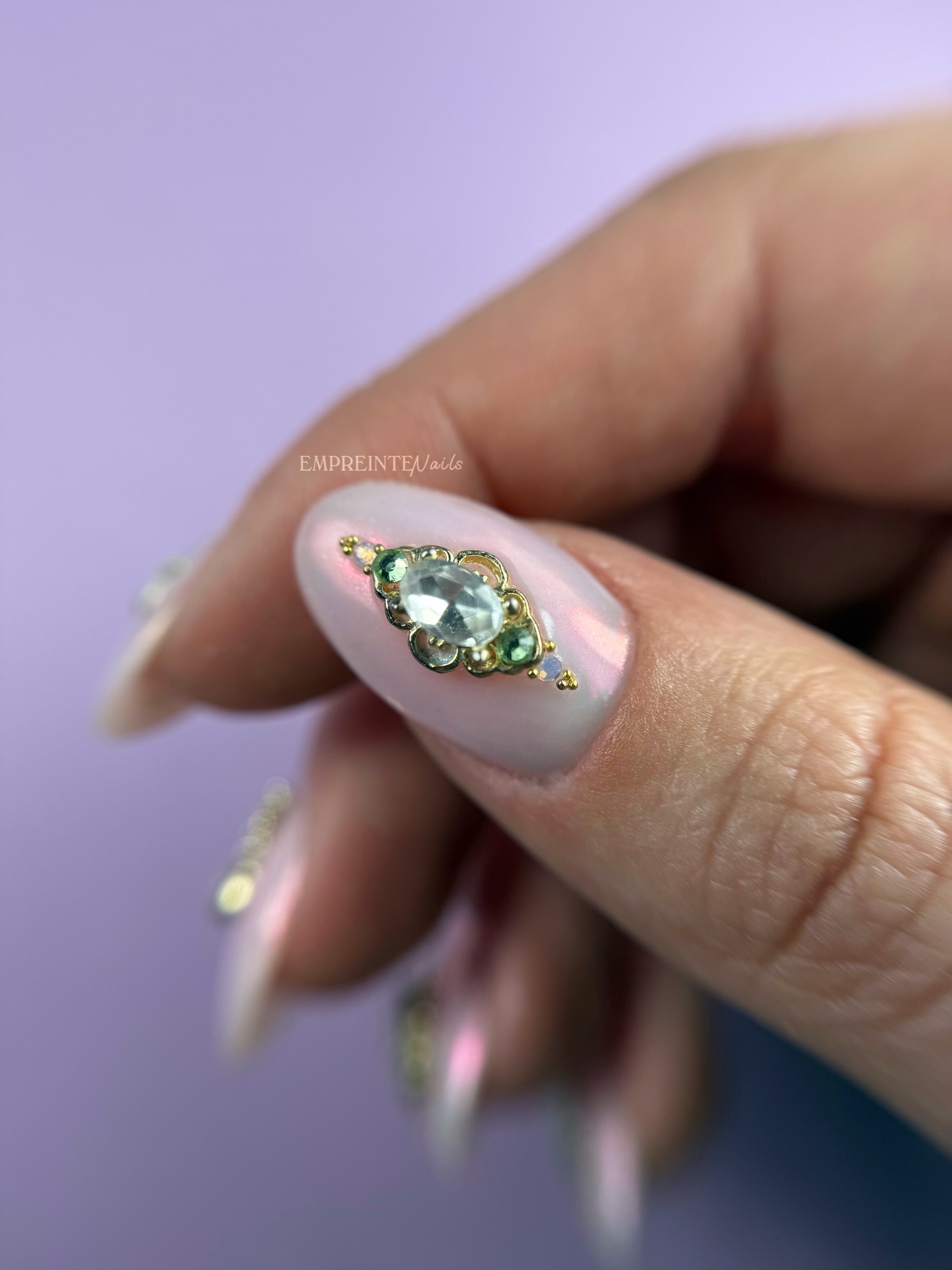 🍑✨ Pose strass : esthétique ET tenue longue durée ✨🍑
Ici, j’ai travaillé sur une base boba « fruity litchy » @shoplilicreuk , idéale pour obtenir un rendu laiteux, lumineux et élégant 🤍
Le chrome « peach » @shoplilicreuk apporte cet effet nacré subtil qui capte la lumière sans surcharger la pose ✨
💎 Les compositions sont réalisées avec les strass « royal gold set » @shoplilicreuk , posés selon une technique précise :
✔️ choix du support
✔️ placement stratégique
✔️ encapsulation maîtrisée
👉 Résultat : des strass qui tiennent 4 semaines et plus, sans perte, même au quotidien.
🎓 Formation en ligne disponible sur mon site
J’y détaille pas à pas toutes les techniques pour :
• pour une tenue 4 semaines
• sécuriser les compositions simples à complexes
• gagner en confiance et en professionnalisme
• offrir à tes clientes une pose durable et qualitative
Parce qu’un beau strass, c’est bien…
Un strass qui tient jusqu’au remplissage, c’est la signature d’un travail pro ✨