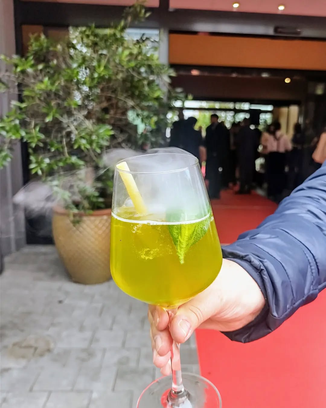 Spritzig-rauchiger Aperitif bei der Eröffnung vom Hotel #ramadaencorebywyndham #messe #munich #grandopening #hotel #signature #drink - mehr bei uns im Blog!