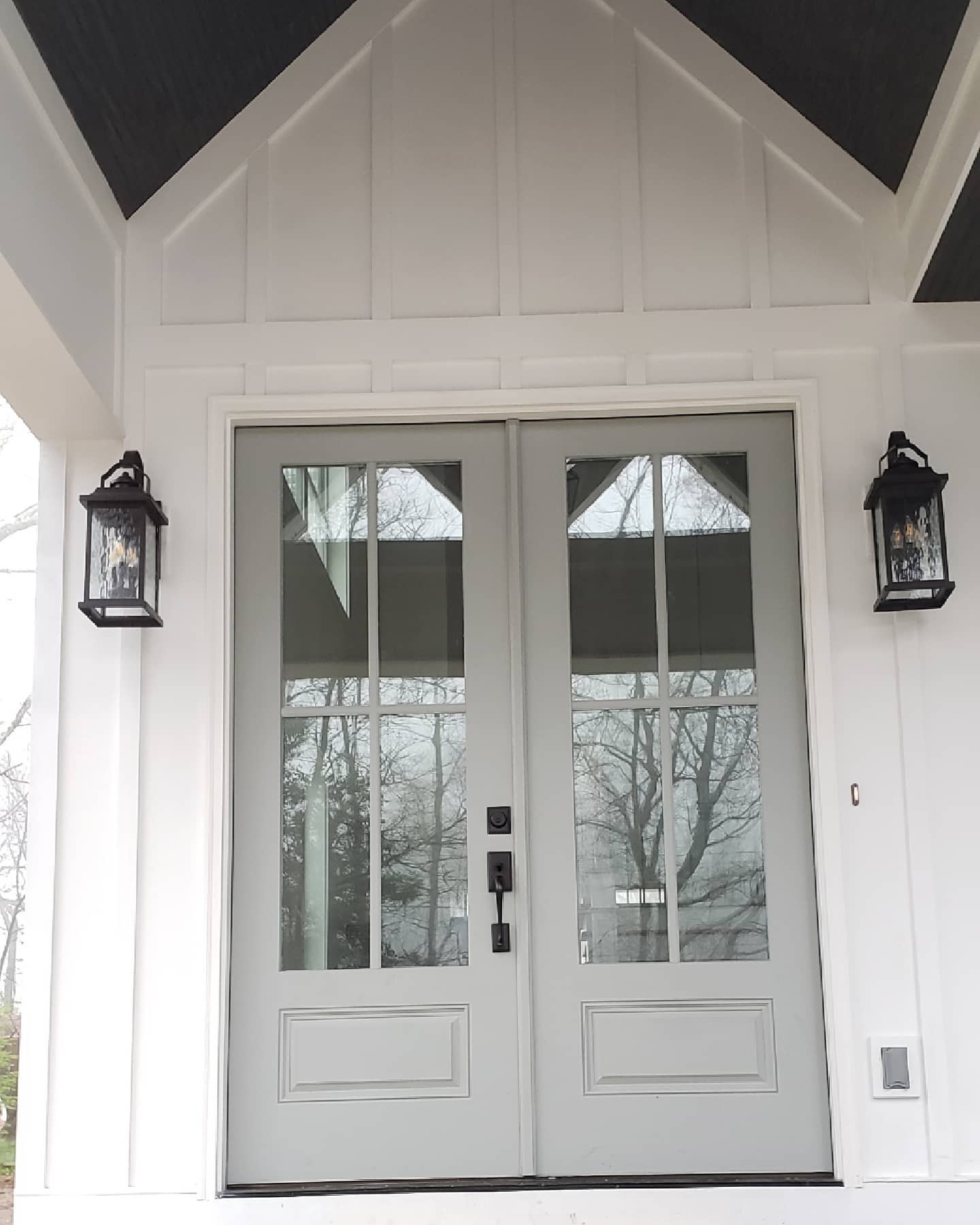 Isn't this welcoming? We love this color combo!
#customhome
#customehomebuilder
#jontotherowconstruction
#farmhouse
#modernfarmhouse
#doubledoors
#frontdoor