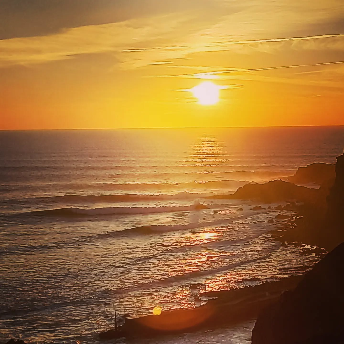 Big swell - Golden hour!
.
.
.
#kanalusurfhouse #surfhouse #guesthouse #rooms #surftours #arrifana #aljezur #portugal #swell #igers #goldenhour #staywithus #healthylifestyle