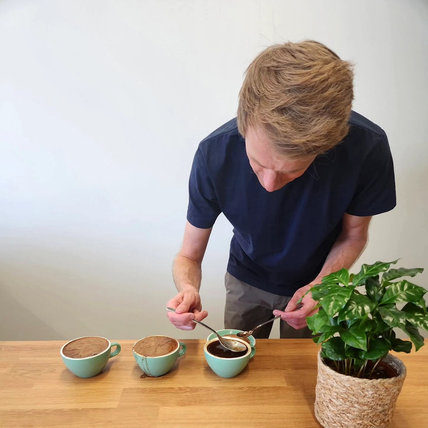 Kartais kavos kokybės tikrinimas gali būti ne toks tvarkingas procesas ir ne visada Hanno leidžia jį man užfiksuoti, kadangi tai reikalauja daug susitelkimo ir atidumo. Taip mes kaskart pasirūpiname, jog kava, kuri Jus pasiekia yra kokybiška ir skani😋☕️
#šviežiakava