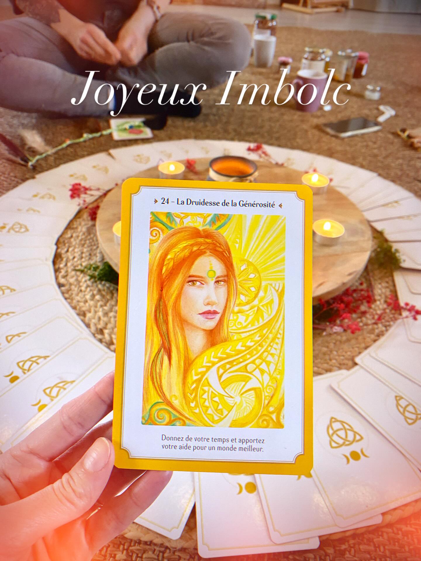 Cercle de Femmes 🕯️
Imbolc,
Le temps des premières étincelles sous la terre encore froide.
Autour des bougies, on célèbre le retour lent mais certain de la lumière.
On honore ce qui germe en silence, ce qui se prépare sans bruit, ce qui demande patience, foi… et générosité.
La Druidesse nous rappelle aujourd’hui que donner ne se limite pas à offrir.
Donner du temps, de l’écoute, une présence sincère, c’est déjà nourrir le monde à venir.
Imbolc n’est pas un feu flamboyant.
C’est une flamme discrète, celle qu’on protège du vent,
celle qui sait que le printemps arrive, même si l’hiver murmure encore. 🕯️
Joyeux sabbat
#imbolc