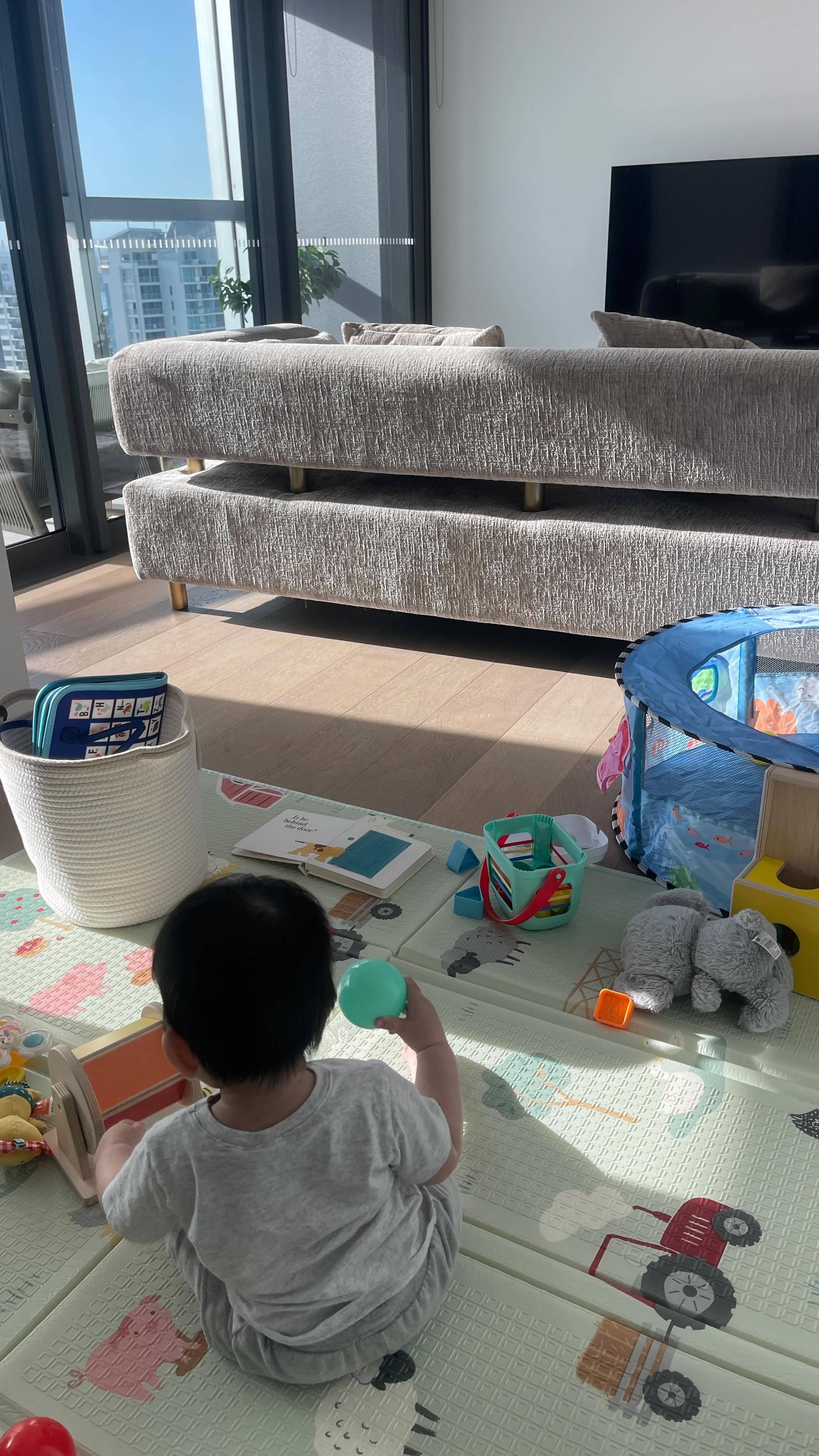 Arrive, unwind and let the little ones dive straight into fun! Our Playtime Pack is packed with sensory toys, board books, cosy comfort buddies and a soft play mat – making settling in the holiday that much easier. ☀️🧸 #goldcoastbabyhire #HolidayWithBaby #StressFreeTravel