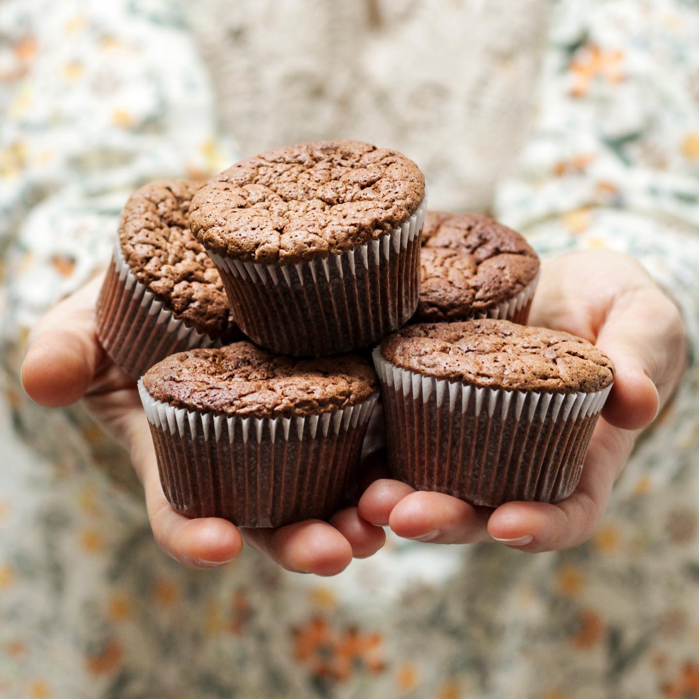 Afternoon cravings? 3 pm energy crash?
This is super common, especially in women! Here’s a few reasons you might be getting those cravings:
👉Not enough sleep – just one night of poor sleep, will elevate cortisol the next day. Higher cortisol is meant to help us feel more alert, but also messes with normal blood sugar, and causes cravings for “quick” energy foods (aka high sugar foods)
👉Being stressed in general also means cortisol is likely elevated, leading to the same issue.
👉Not getting enough protein + healthy fats earlier in the day! Just a fruit smoothie for breakfast and light salad for lunch? Protein and good fats are satiating, keep us full for longer and promote stable blood sugar levels to minimize cravings. Make sure you’re getting a good dose of protein with each meal (20+ grams), actually fuelling yourself properly. Healthy eating does NOT mean under-eating..
👉 You’re not acutally hungry – sometimes we can mistake thirst for hunger, or often just feel like snacking this time of day because we’ve been sitting for many hours, bored/exhausted with work or starting to lose our focus on it..
SO, prioritize sleep 😴 Eat well-balanced and filling meals earlier in the day 🥑 Move more throughout the day 💃 Take a minute to check-in with yourself, have a glass of water / tea, or get up for a quick walk + stretch before assessing if you’re actually hungry and need a snack 👍 And there’s nothing wrong with snacking if you’re hungry. Just pick something nourishing and with a bit of protein to properly fuel you! ⚡️