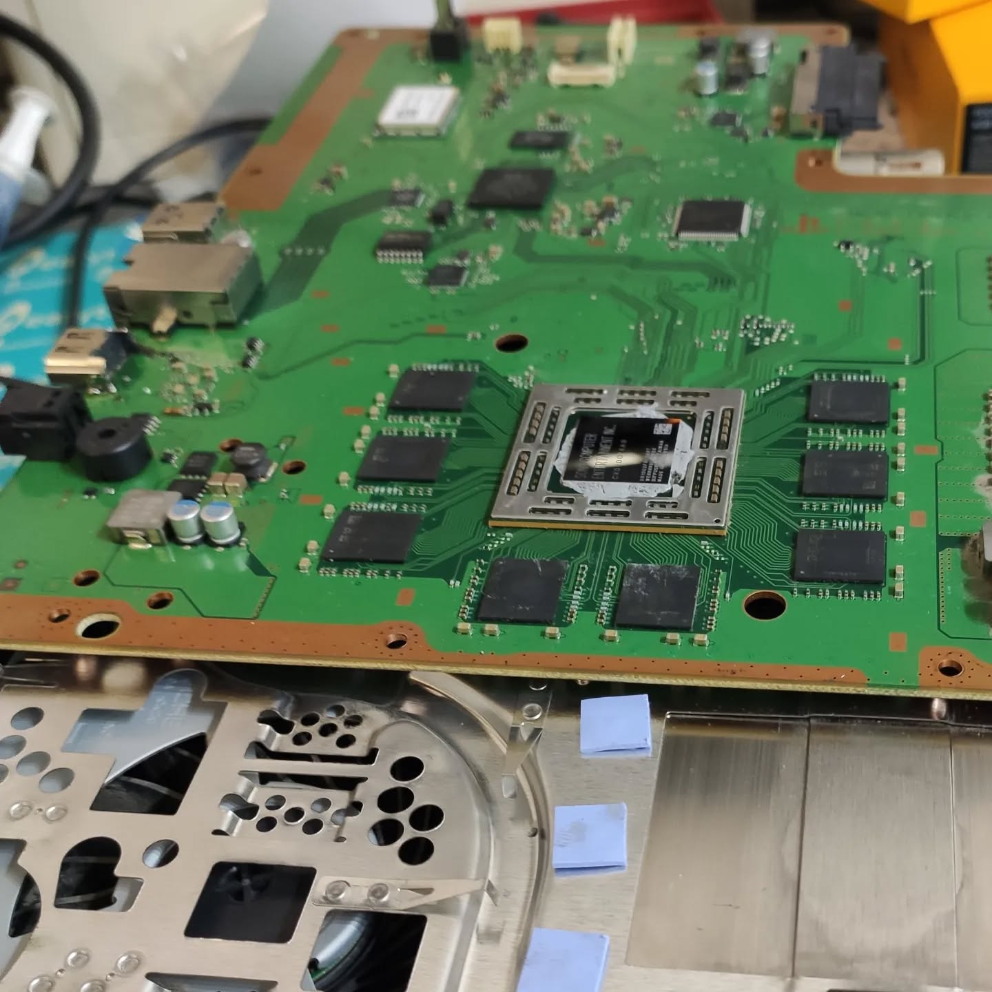 Ultima riparazione dell'anno eseguita. PlayStation 4
✅Sostituzione connettore HDMI
✅Pulizia interna
✅ Sostituzione pasta e pad termici
Buon Anno a tutti!
Ci rivediamo il 9 Gennaio più carichi che mai🔥.