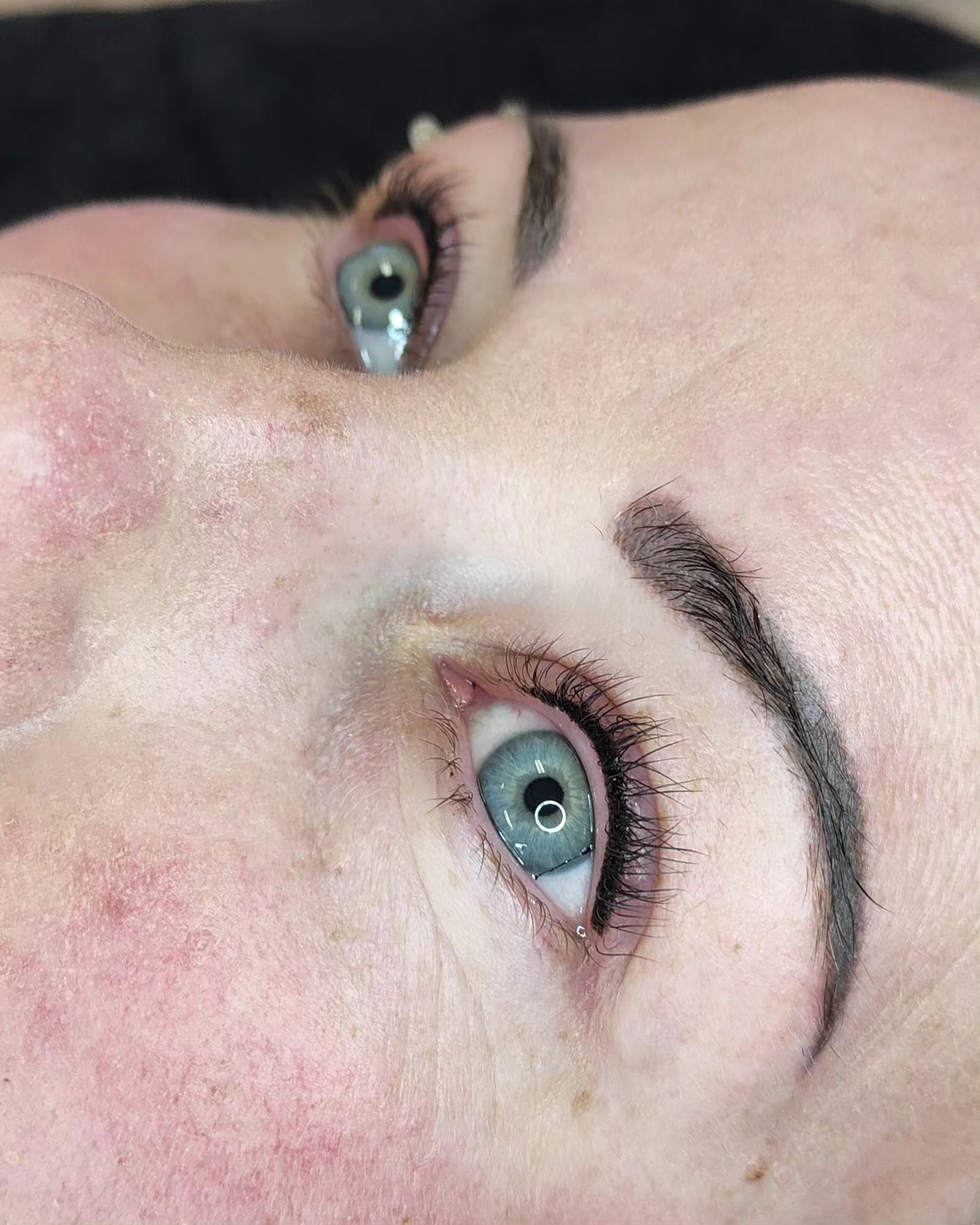 Eyeliner voor deze beauty🔥De eyeliner is een subtiel lijntje tussen de wimperhaartjes die zorgt voor een natuurlijke en sprekende oogopslag.
Een dikkere eyeliner is uiteraard ook mogelijk. Vorm, lengte, dikte & kleur is volledig naar wens aan te passen.
Liever wenkbrauwen, lipliner en/of full lips? Alles is mogelijk.
Wil je graag meer informatie en/of een afspraak maken, stuur dan even een email naar prettybyroos@gmail.com of app naar 0630103131.
#permanentemakeup #pmu #microblading #browmaster #eyeliner #wolvega #friesland #oudehaske #powderbrows #tattooverwijdering #fulllips #overijssel #wimperextentions