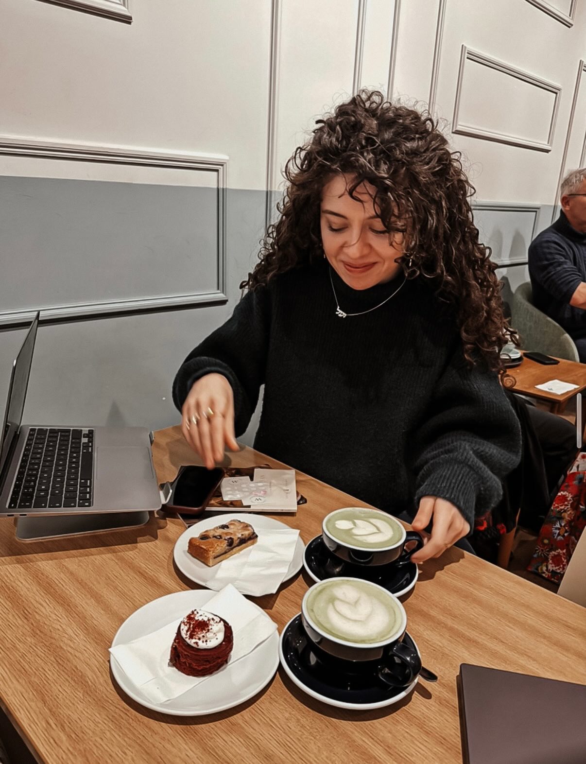 cured my LOVR (lack of vitamin rae), HUMILIATED MYSELF playing pool, canโt split the g or finish my manuscript edits nor can I decide where i want to live so i can FINALLY use my grind coffee machine but whatโs new โข happy feb babydolls โฅ๏ธ๐๐น๐ท๐ฅ
โข
โข
โข
โข
โข
โข
#writer #writingabook #authorofinstagram #writing
#writingcommunityofinstagram