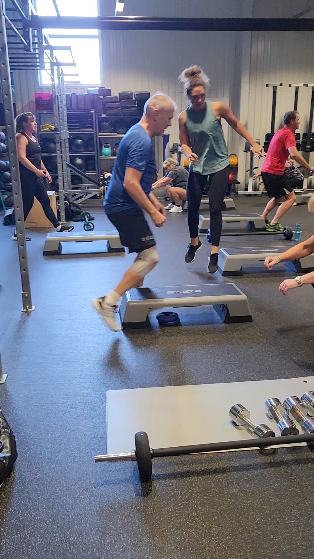 ”Alla kan vara med på pulsträning” – men varför då? ❤️🔥
För att pulsträning går att anpassa. Punkt.
Du jobbar efter din puls, din dagsform och din nivå – inte efter någon annans tempo.
Pulsträning handlar inte om att vara snabbast.
Det handlar om att få upp flåset, stärka hjärtat och känna sig jävligt levande ❤️
TESTA SJÄLV! Idag - 18.00!