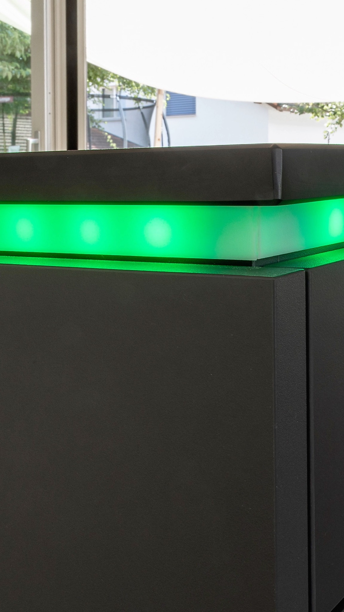 Auch in der Küche spielt Licht eine wichtige Rolle. Die integrierte Beleuchtung unter der Abdeckung bringt Tiefe in den Raum und verändert die Stimmung je nach Tageszeit. Dezent und wirkungsvoll.