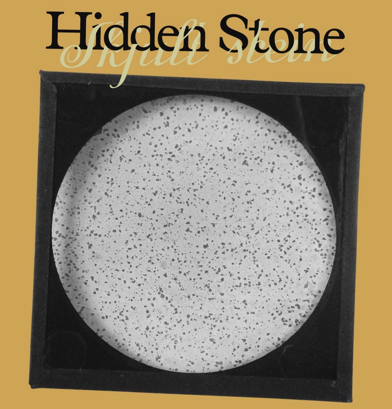 Velkommen til utstillingen Hidden Stone på Velferden Sokndal Scene for Samtidskunst, med Marte Johnslien, Julia K. Persson, Linda Flø, Silje Kjørholt, Iliana Maria Papadimitriou, Quin Scholten og Sara Bauer Gjestland Zamecznik.
Kunstnerne utgjør forskningsgruppen TiO2: The Materiality of White ved Kunsthøgskolen i Oslo. Gruppen undersøker Sokndals geologi, gruvehistorie og hvitpigmentet titandioksid gjennom feltarbeid og bearbeiding av materialer på keramikk verkstedet. Utstillingen består av installasjoner med keramiske skulpturer og glasurtester.
Åpning 29. juni 2024 kl 13.00-15.00
Under åpningsarrangementet vil det være opplesninger av tekster av kunstnerne.
Utstillingen vil være åpen lørdag og søndag 12.00-16.00 i perioden 29. juni – 4. august.
Utstillingen foregår parallelt med utstillingen Kampanje! av forskningsprosjektet TiO2: How Norway Made the World Whiter ved Jøssingfjord Vitenmuseum.
•
Welcome everyone to the exhibition Hidden Stone at Velferden Sokndal Scene for Contemporary Art, featuring Marte Johnslien, Julia K. Persson, Linda Flø, Silje Kjørholt, Iliana Maria Papadimitriou, Quin Scholten, and Sara Bauer Gjestland Zamecznik.
The artists form the research group TiO2: The Materiality of White at the Oslo National Academy of the Arts. The group investigates the geology of Sokndal, its mining history, and the white pigment titanium dioxide through fieldwork and material processing in the ceramics workshop. The exhibition consists of installations with ceramic sculptures and glaze tests.
Opening on June 29, 2024, from 13:00 PM to 3:00 PM.
During the opening event, there will be readings of texts by the artists.
The exhibition will be open on Saturdays and Sundays from 12:00 PM to 4:00 PM from June 29 to August 4.
The exhibition runs parallel with the exhibition Campaign! by the research project TiO2: How Norway Made the World Whiter at Jøssingfjord Science Museum.
Welcome!