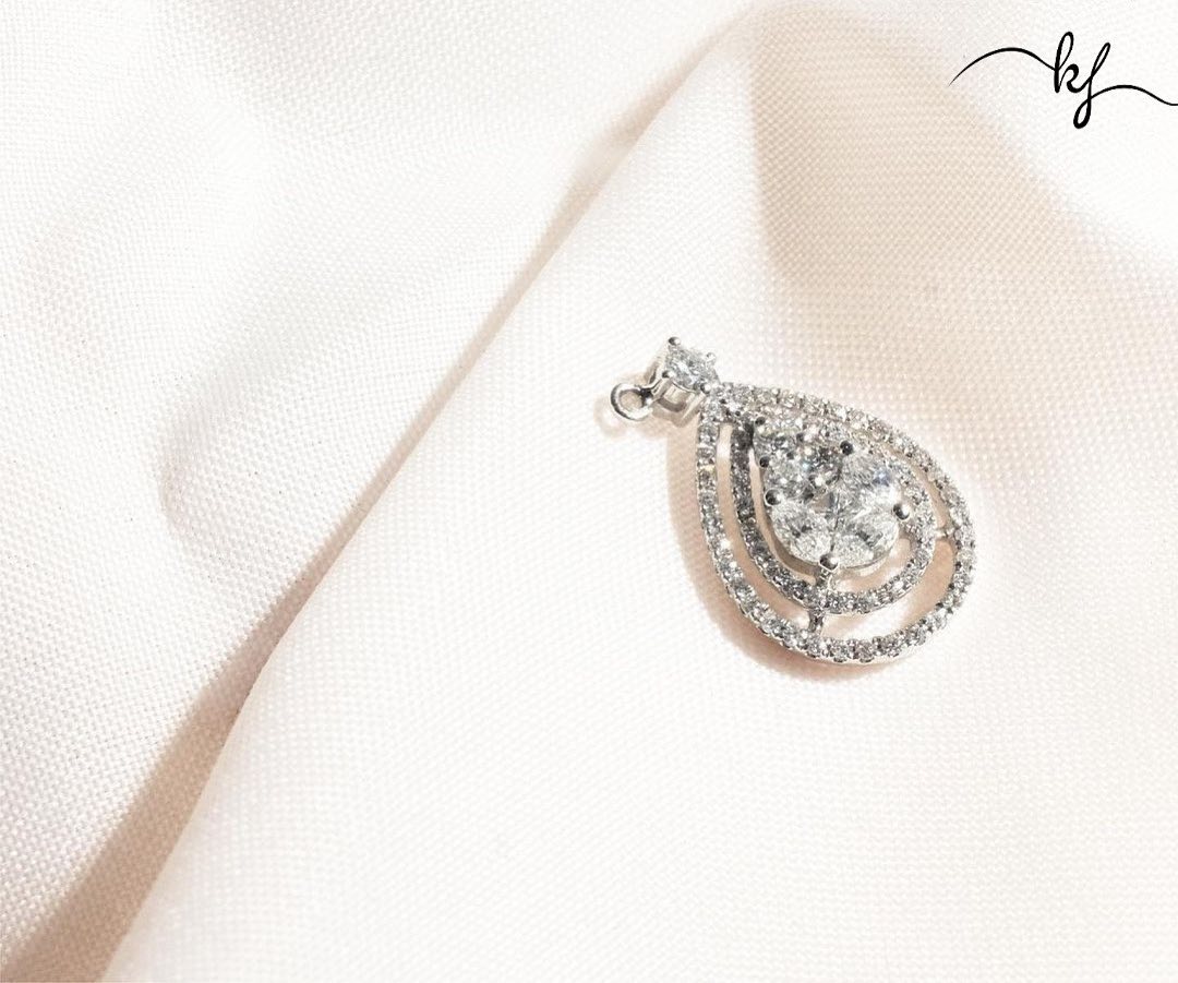 Because diamonds bring that “ I love you “ smile💜☺️
#jewelry #minimal #preciousjewellery #photooftheday #jewelry #aesthethics #classy #everydaywear #dailywear #diamond #diamondjewelry #statementjewelry #festive #kaza