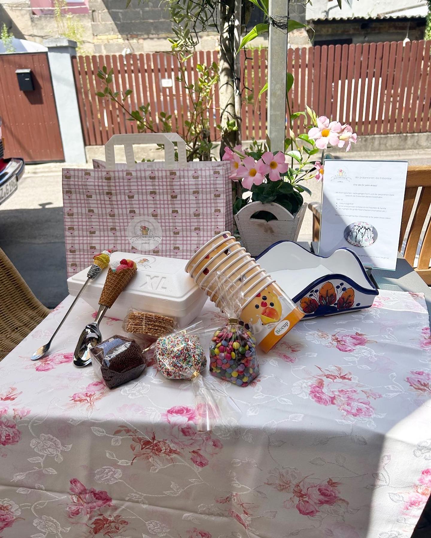 Jetzt NEU: Eis-Partytüten 🍨🎉
Egal ob zur Geburtstagsfeier oder als krönendes Highlight für den nächsten Grillabend - die neue Eis-Partytüte sorgt für die perfekte Abkühlung während der lauen Sommertage! 🍧☀️
Die Partytüte lässt sich aus deinem Lieblingseis (1,25L, kombinierbar), deinen Lieblingsstreusel & wahlweiße Waffeln, Becher oder Waffelbecher individuell zusammenstellen! 🍨🎉
Wünsche nehmen wir gerne persönlich oder telefonisch über 06243 6749 entgegen 🎊🍧🍨
#gelato #gelatoitaliano #italy #eisdiele #flörsheimdalsheim #summer #sommer #partyideas #partykids #partyinspiration #lecker #eis #icecream #icetastic #icemotion #dalsheimereisdiele #homemade #selbstgemacht #selfmade #ideas