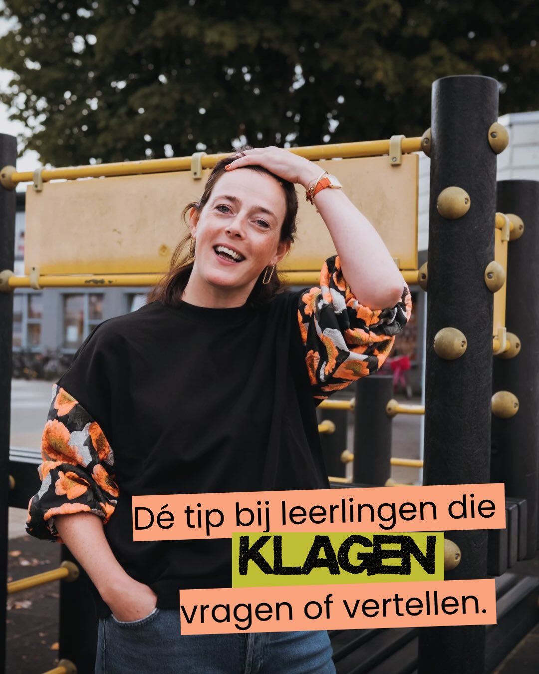 🔥 Tip van de week!
Vraag naar de verwachting van leerlingen.
Als leerlingen bij je komen met een klacht, opmerking of mededeling, vraag hen dan wat ze van jou verwachten. Willen ze het gewoon even kwijt of moet je er ook echt iets mee doen? Alleen maar dat.
We kennen allemaal de situatie dat een leerling naar je toekomt om te vertellen dat een andere leerling iets heeft gezegd of gedaan wat ze niet leuk vonden, of dat ze hun potlood/gum/boek/vul maar in kwijt zijn of dat ze iets gevonden of gezien hebben of…je snapt wat ik bedoel.
Leraren lijken in dit soort gevallen direct in de startblokken te staan om alles op te lossen naar eigen beste inzicht. Of misschien niet eens direct op te lossen maar toch in ieder geval wel inhoudelijk te reageren. Herkenbaar?
Met de beste intentie, daar twijfel ik niet over! De vraag is alleen of leraren overal wel zo bij betrokken moeten zijn en of we leerlingen hier ook echt zelfredzaam mee maken. En of ze deze hulp überhaupt vragen? En nodig hebben?
Stel leerlingen als ze bij je komen met een soortgelijke mededeling de volgende vraag. Wat verwacht je nu van mij? Daar staan ze eerst vaak van te kijken. Misschien moet je uitleggen wat ik met die vraag bedoel. Wil je het gewoon even kwijt of moet ik iets voor je doen? En echt, in minstens de helft van de gevallen willen ze het gewoon even zeggen en lopen ze daarna weer vrolijk verder. Als ze zeggen dat jij iets moet doen vraag dan ook wat? Die vraag zet leerlingen aan het denken. En in de helft van die gevallen blijkt dat ze datgene wat ze van jou verwachten eigenlijk ook gewoon zelf kunnen doen. Wat een ontdekking!