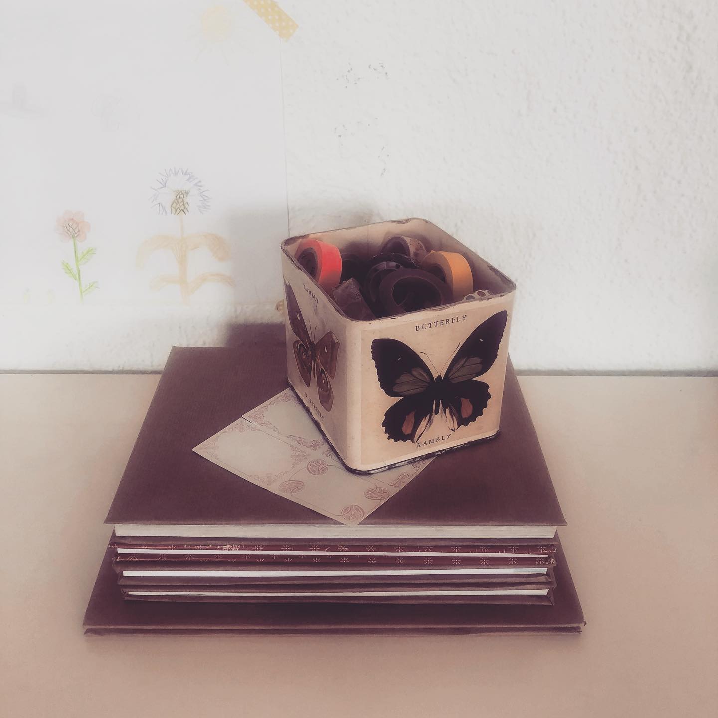 Schulstart kann gefühlsmässig ein wahrer Kraftakt sein. Nachdem mein Mann und ich eine Woche lang Emotionen aufgefangen hatten, waren wir am Wochenende ziemlich durch. Was mein Haupttipp ist für diese Zeit: So wenig Programm wie möglich.
Wir haben das dann auch sehr gut hingekriegt am Wochenende, indem wir drei verschiedene Sachen abgemacht hatten und die Kinder unter anderem dadurch viel zu wenig Schlaf hatten. Die allgemeine Regenerierzeit beschränkte sich auf ein paar wenige Stündchen und, was soll ich sagen, die Kinder dankten es uns auf ihre Weise 🫣.
.
.
.
.
.
#schulstart #elternsein #vorleben #kindererziehung #erziehungsberatung #erziehungstipps #erziehungsratgeber #family #familylife #familienzeit #familienalltag #bedürnisorientiert #wireltern #wireltern_ch #familienleben #elternschaft #parents #mami #maman #mamansuisse #mama