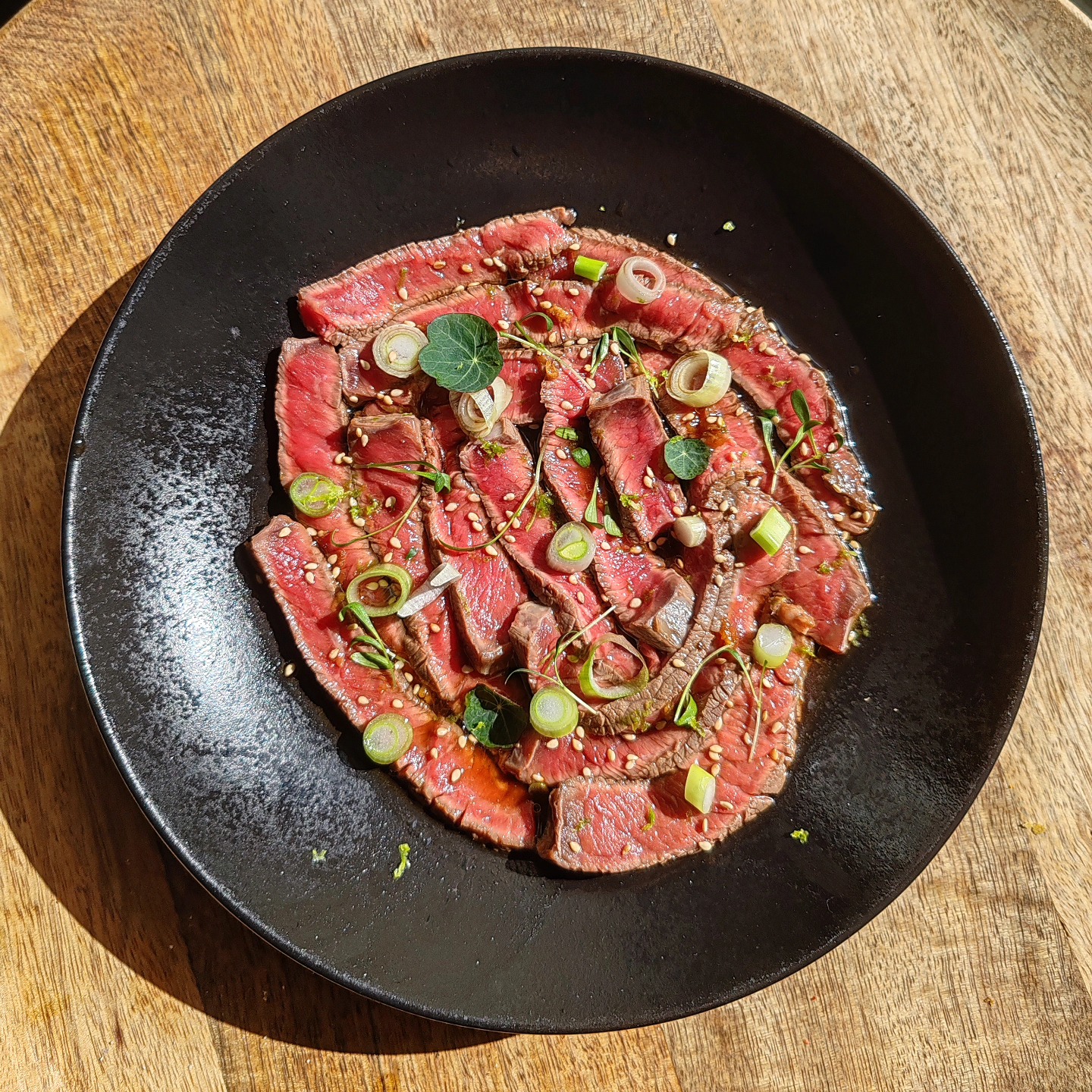 Tataki de bœuf, sauce ponzu et huile de sésame, cébettes, micro-pousses de capucine et coriandre
🌱 @neopoussmarseille
#foodblogger #foodchef #tataki #bistronomie
#chefathome #fooddesign #foodstagram #art
#foodpicture #foodphotography #foodstylisms
#marseille #provence #cuisineart #instafoodie
#instafood #cuisineart #cheflife #instacuisine