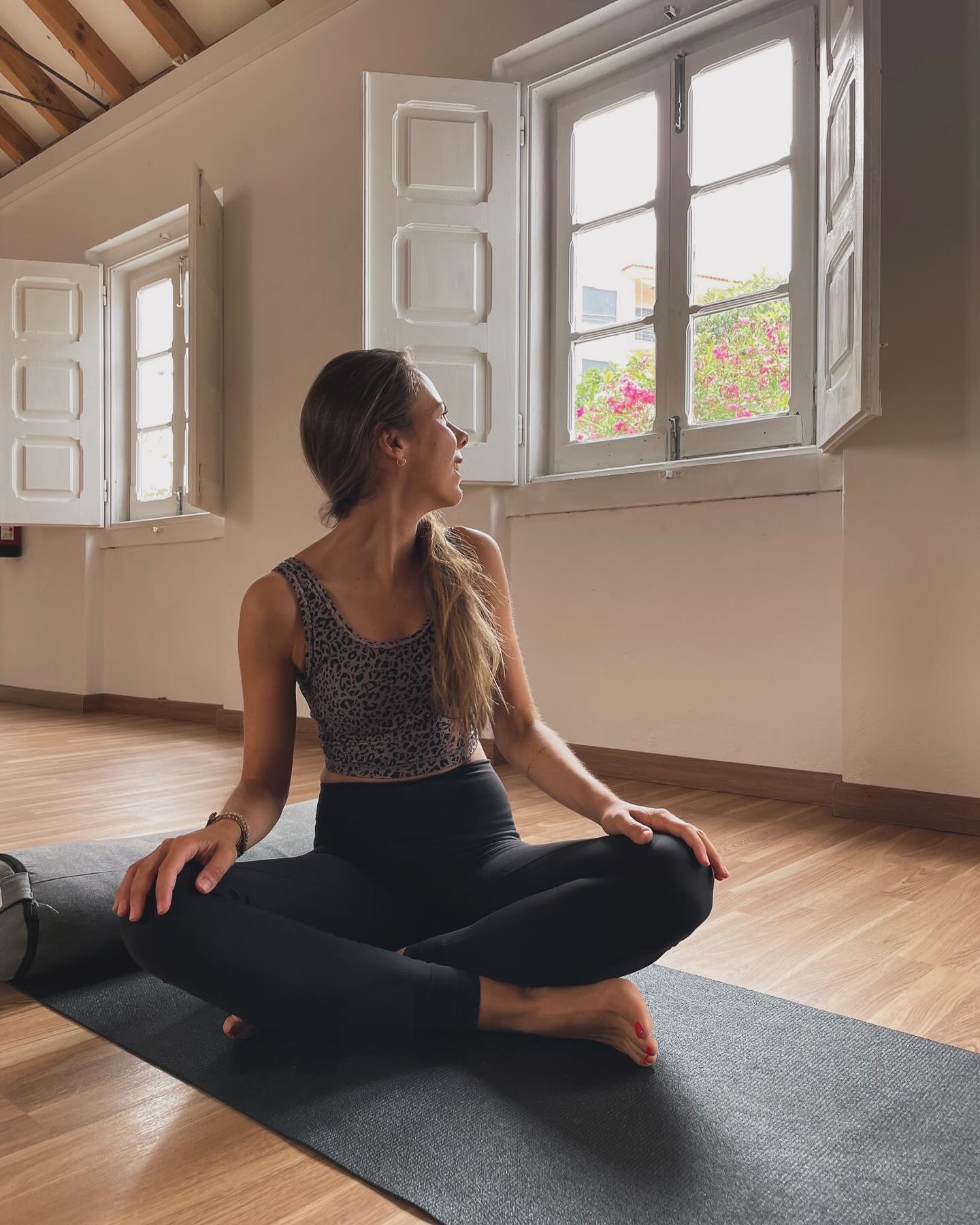 Wie stehst du zu deinem Körpergefühl? Nimmst du es wahr? 🧘
Wir spüren es, wenn wir körperlich aktiv waren: Die Muskeln in unseren Waden, die Spannung in unserem Bauch, das eigene Gewicht, die beiden Füsse auf dem Boden, die Faszien in den Oberschenkeln und die kleinen Sehnen in den Schultern, die Schulterblätter oder irgendetwas dazwischen, was uns aufrechtzieht. Wir können auf einmal so viel mehr in uns wahrnehmen und einordnen.
Ein gutes Körpergefühl verbessert die eigene Intuition, das innere Urvertrauen, das Einfühlungsvermögen in andere und die Resilienz in unvorhergesehene Situationen, weil man sich so in sich zu Hause fühlt, dass es nicht entmutigt, wenn etwas nicht gelingt 🙏🏻
Man kann sprichwörtlich besser in sich hineinfühlen. Unser Bewusstsein wohnt in jeder Zelle des Körpers, nicht nur im Kopf ✨️
➡️ Dies und viel mehr möchte ich mit meinem BodyArt-Training ergänzend zu den Ernährungsberatungen fördern. Bald startet wieder mein Outdoor-Training ☀️ und ich biete auch 1:1-Lektionen auf dich individuell abgestimmt.
Interessiert? Hinterlass mir eine Nachricht oder melde dich direkt über www.intobalance.ch
Ich freu mich auf Dich 👏🏻😍
#körperbewusstsein #körpergefühl #bewegung #motivation #training #ziel #fokus #intuition #vertrauen #ernährung #ernährungsberatung #ernährungsberatungzürich
