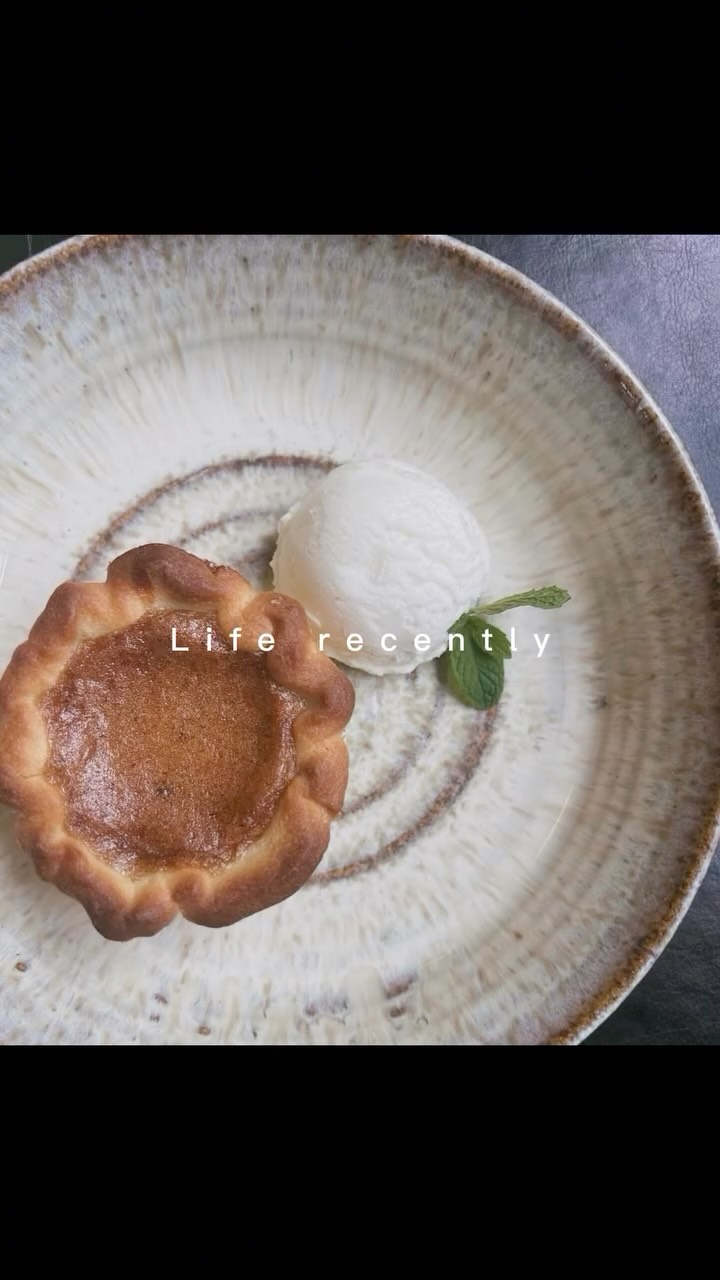 I’ve been busy lately fulfilling plate set orders 💛
These are a few photos clients have shared over the years — beautiful meals, beautifully served.
Thinking about ordering a set? Now’s the perfect time.
Each one is custom made just for you, ready for all the warmer weather gatherings ahead. 🌞
Serve your culinary creations on plates that dazzle a little.
And yes, the food tastes better.
It’s science. I swear 🍽️✨
#pottery #ceramics #plate