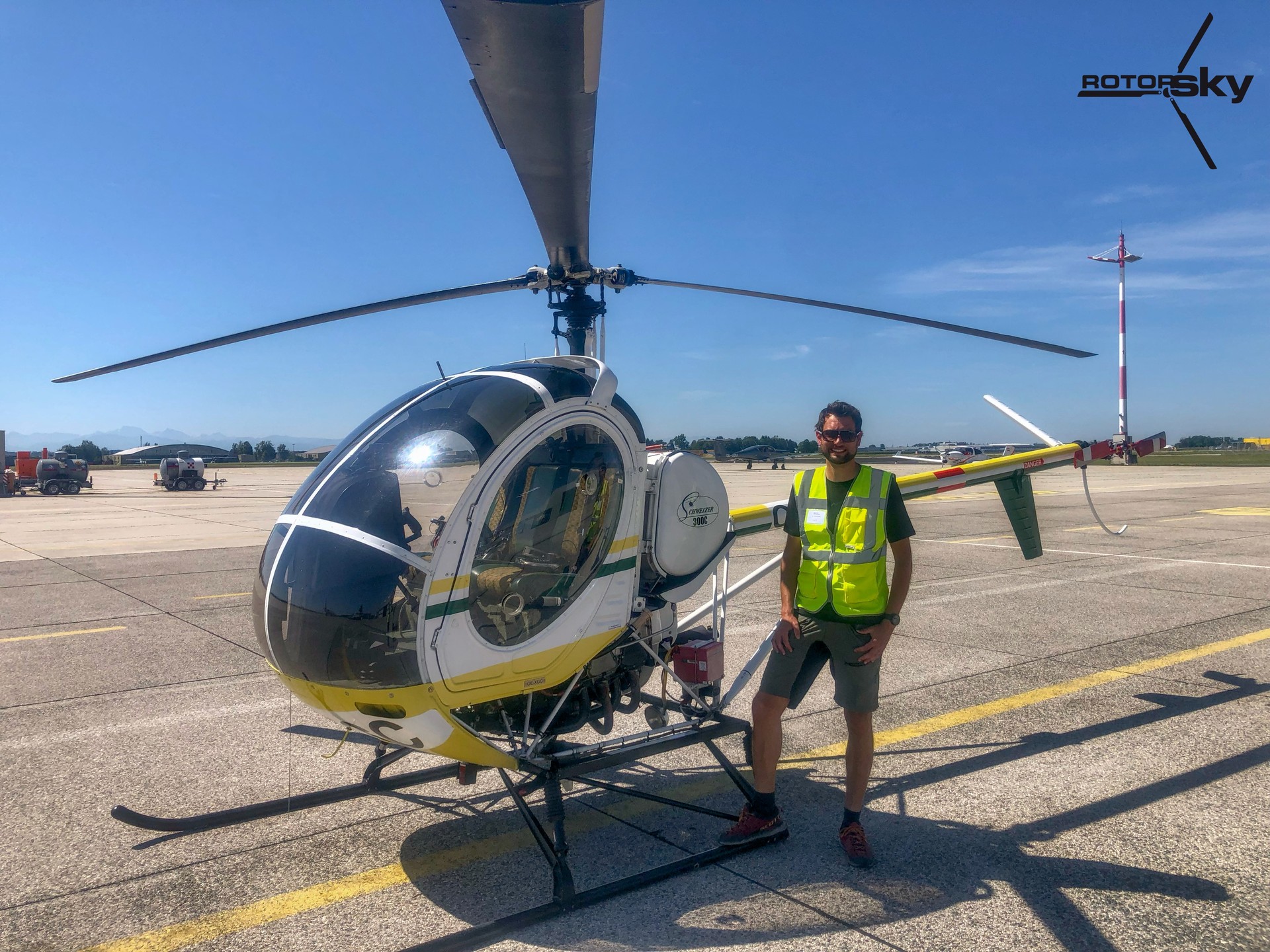 Gratulation Marcel zu deinem ersten Soloflug. 🚁
Hast auch du Interesse Pilot oder Pilotin zu werden, dann melde dich bei uns für weitere Informationen
📌Infos: www.rotorsky.at
📧Email: fly@rotorsky.at
📱Phone: +43 664 2644347